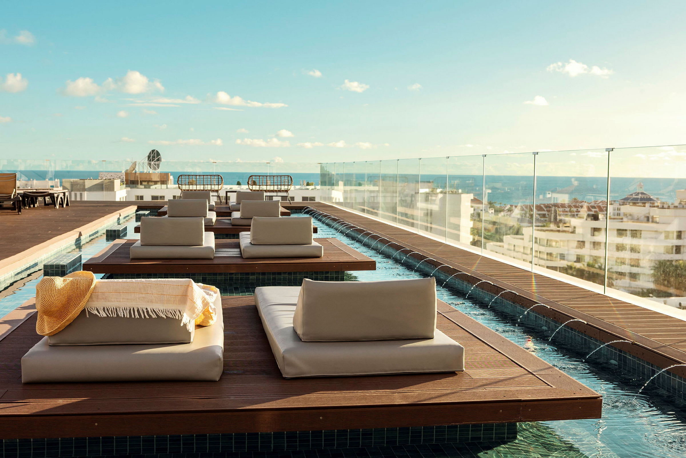 Solstolar på ett hotell med utsikt över havet. (AI-genererad text)