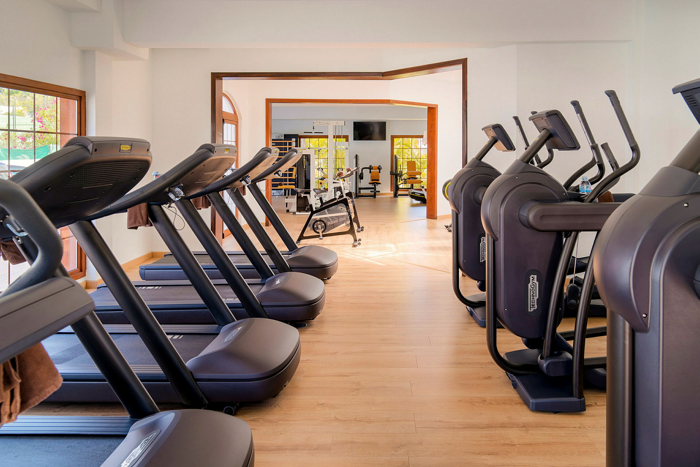 Ett gym med löpband och träningsutrustning. (AI-genererad text)