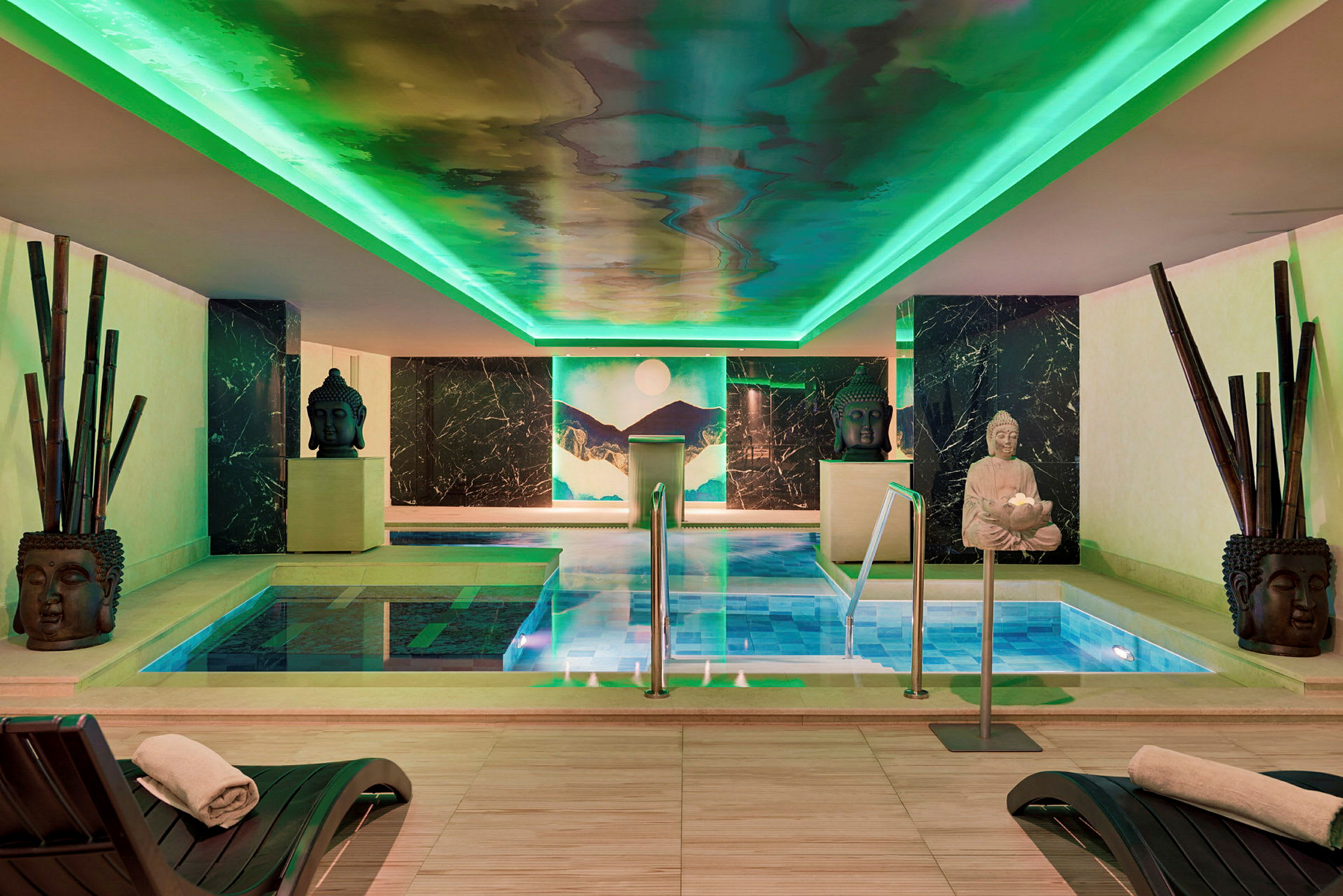 Ett spa med en upplyst pool och gröna accenter. (AI-genererad text)