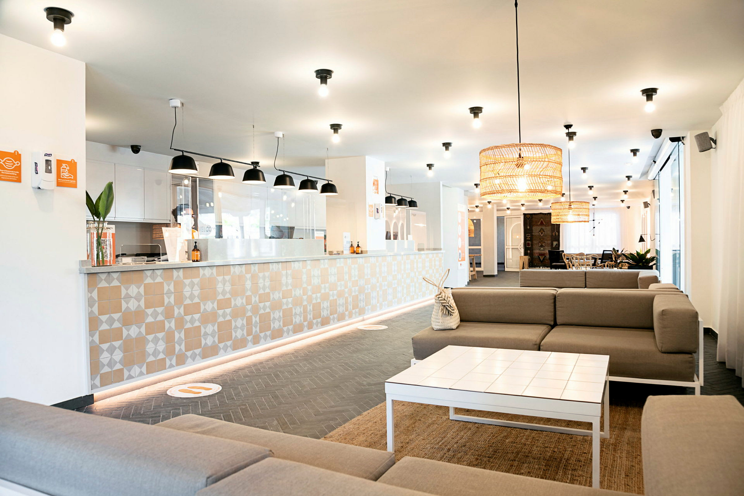 En modern hotellobby med receptionsdisk och sittgrupper. (AI-genererad text)