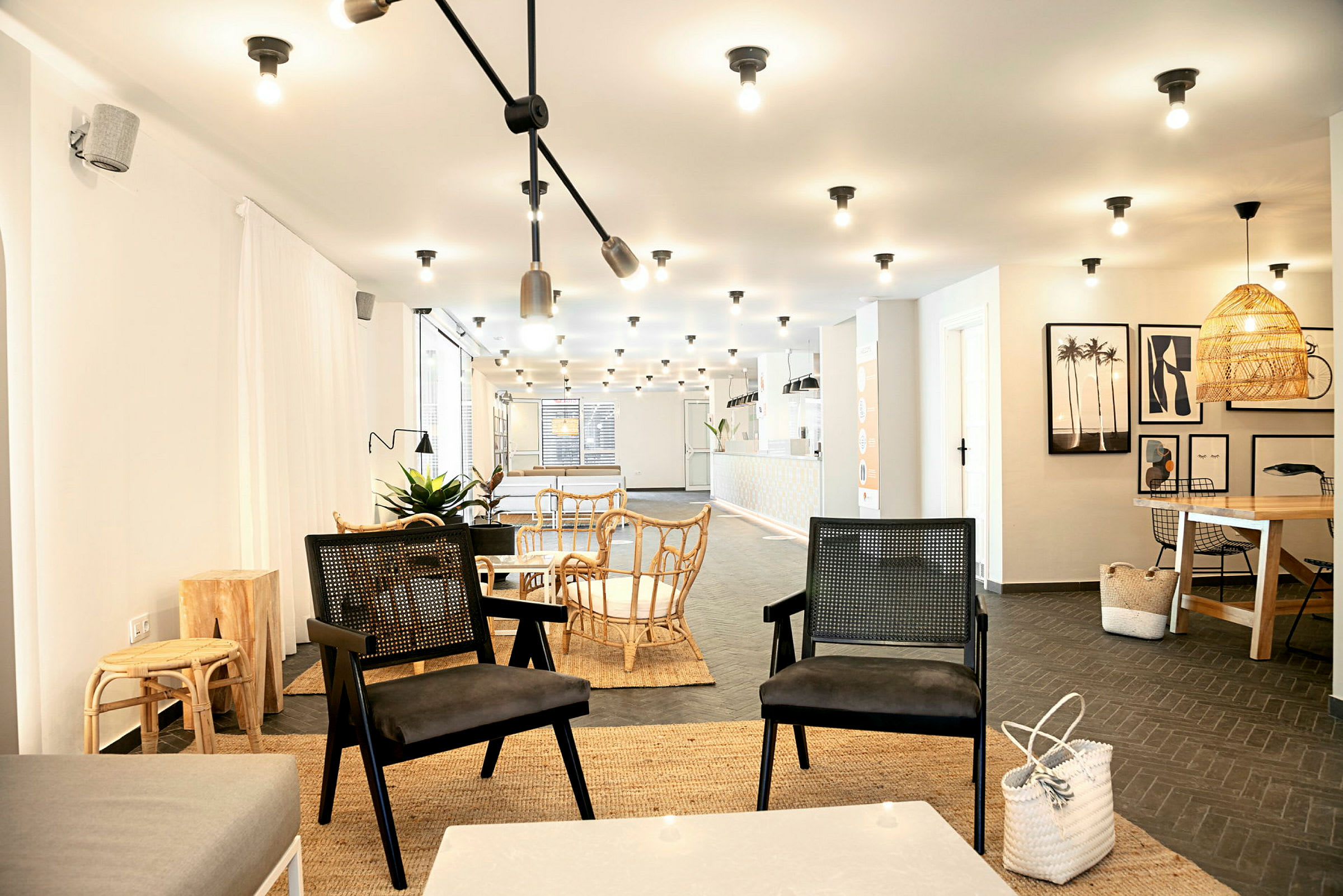 En modern inredd lounge med bord och stolar i en ljus miljö. (AI-genererad text)
