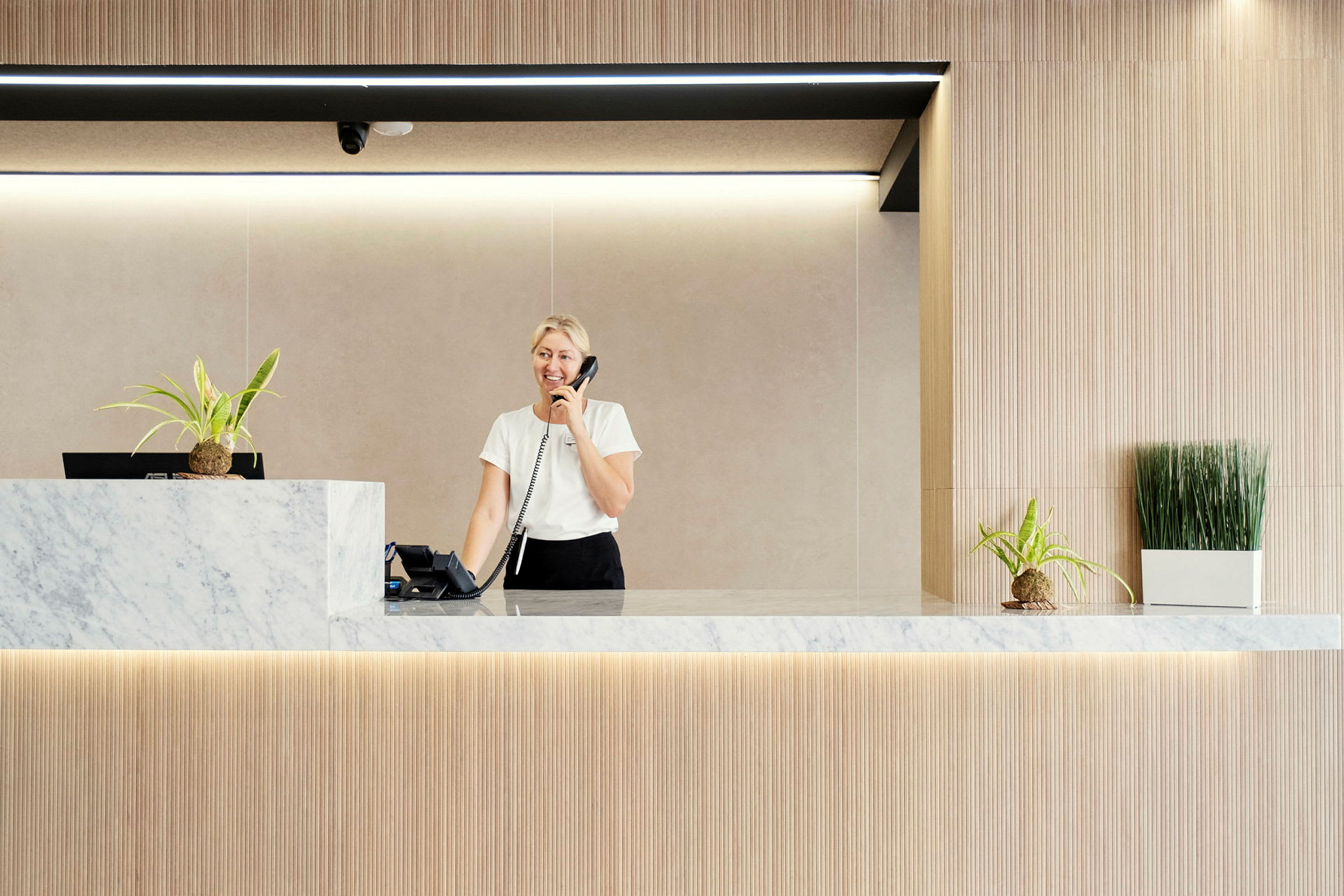 Reception med marmordisk och växter. (AI-genererad text)