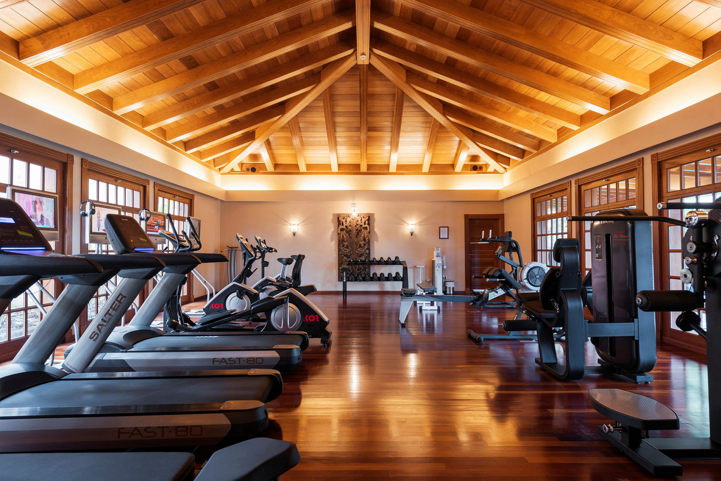 Ett gym med träningsmaskiner, löpband och fria vikter. (AI-genererad text)