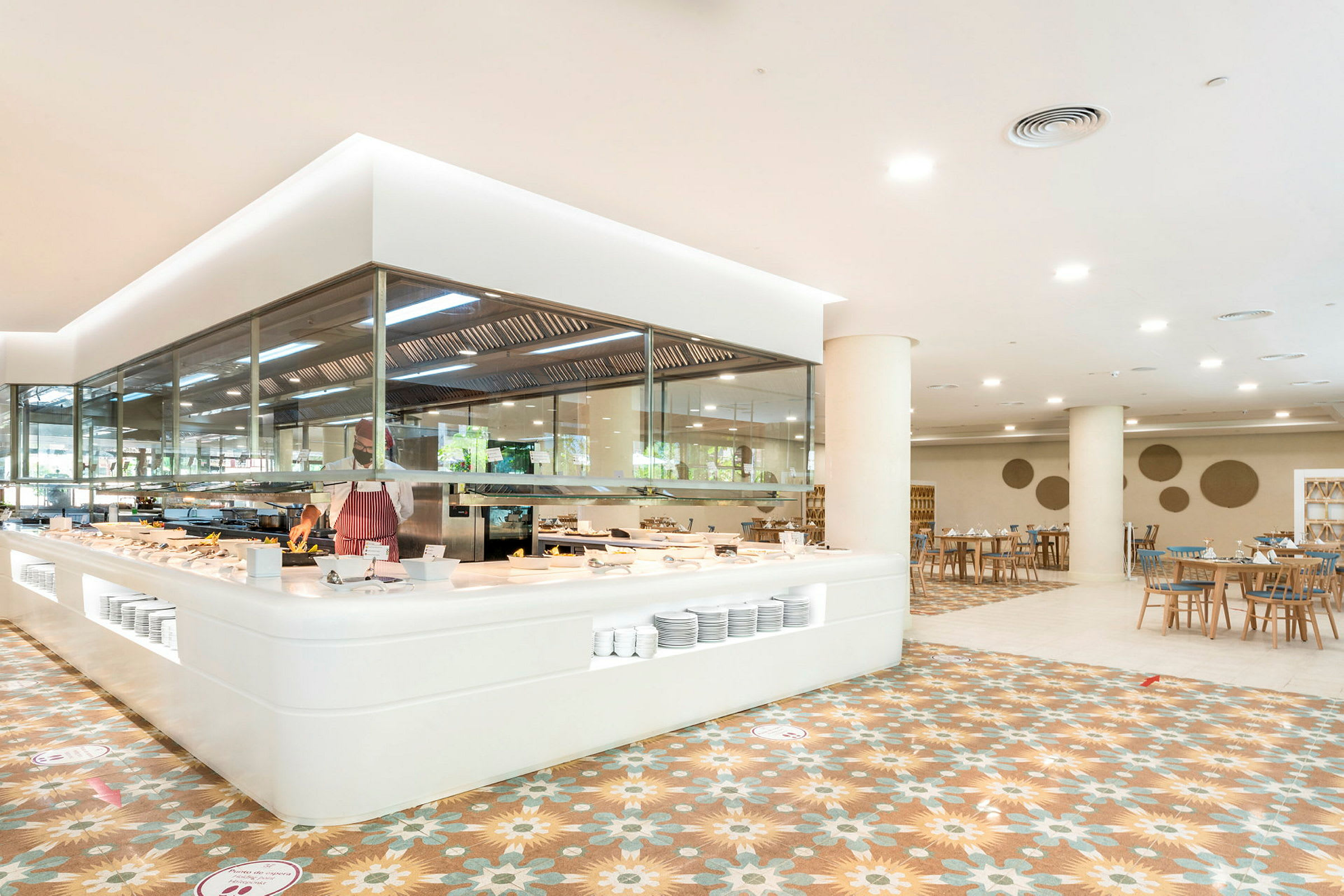Bufféområde i en restaurang med moderna möbler och ljus inredning. (AI-genererad text)