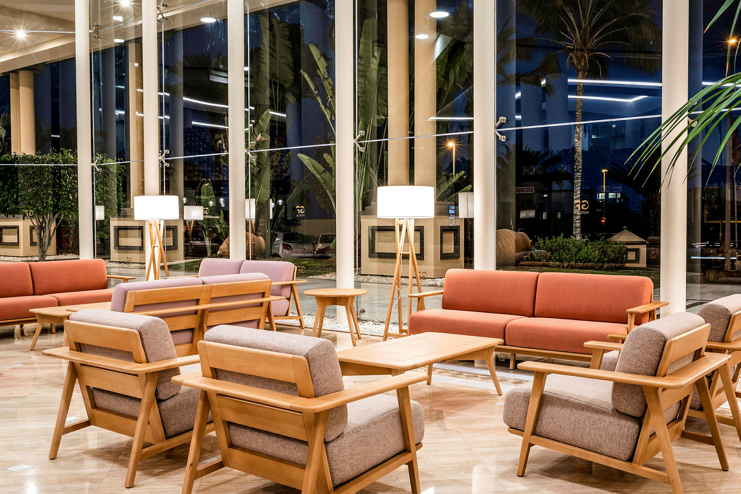 En hotellobby med moderna möbler och stora fönster. (AI-genererad text)