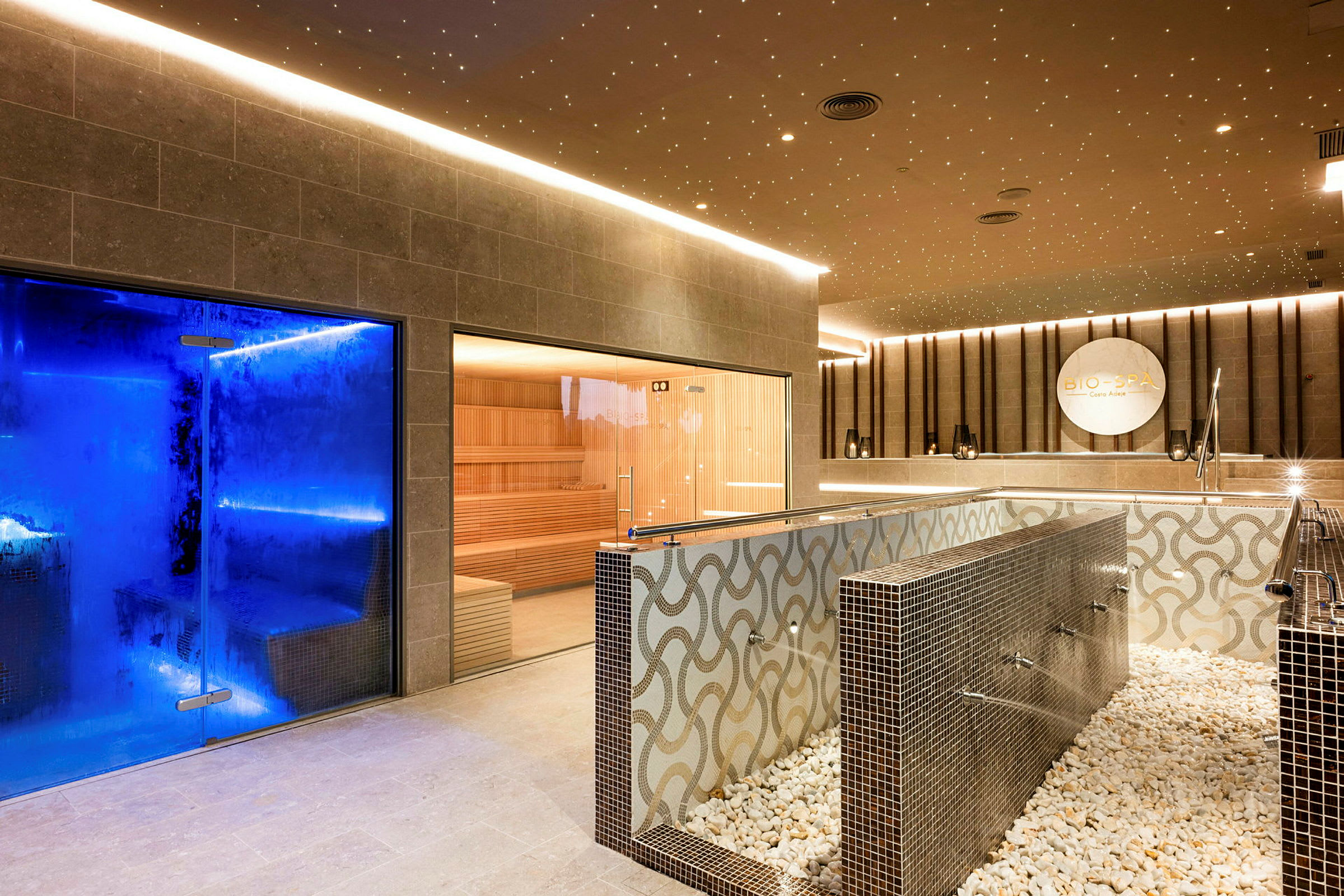 En spa-anläggning med en bastu, ett ångrum och modern interiör. (AI-genererad text)