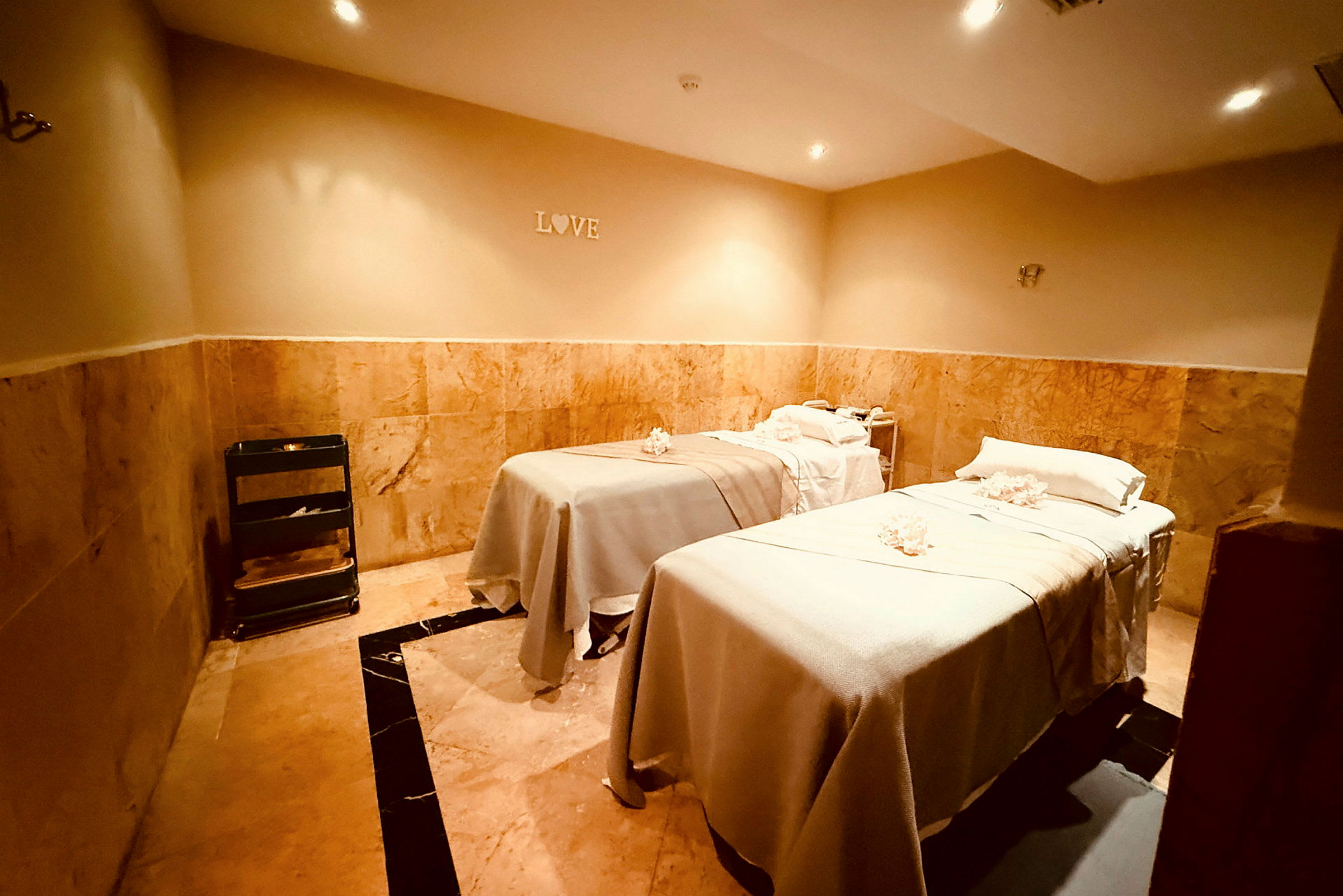 Massagebritsar i ett spa-rum. (AI-genererad text)