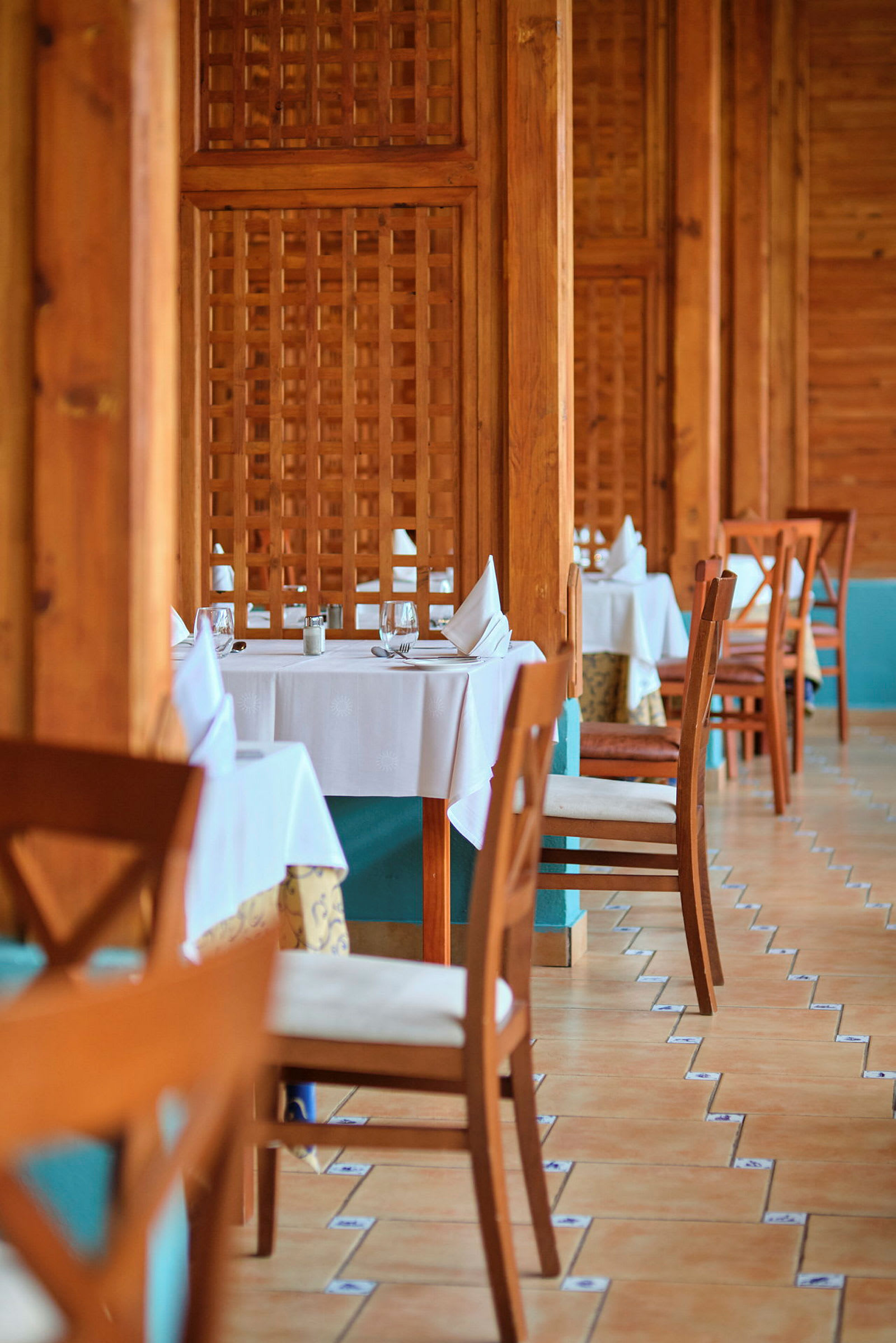 Restaurang med dukade bord och träinredning. (AI-genererad text)