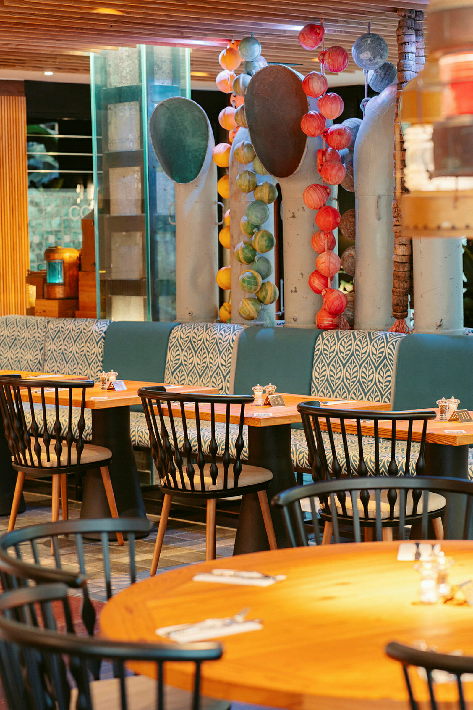 Interiör av en restaurang med bord och stolar, samt dekorativa element. (AI-genererad text)