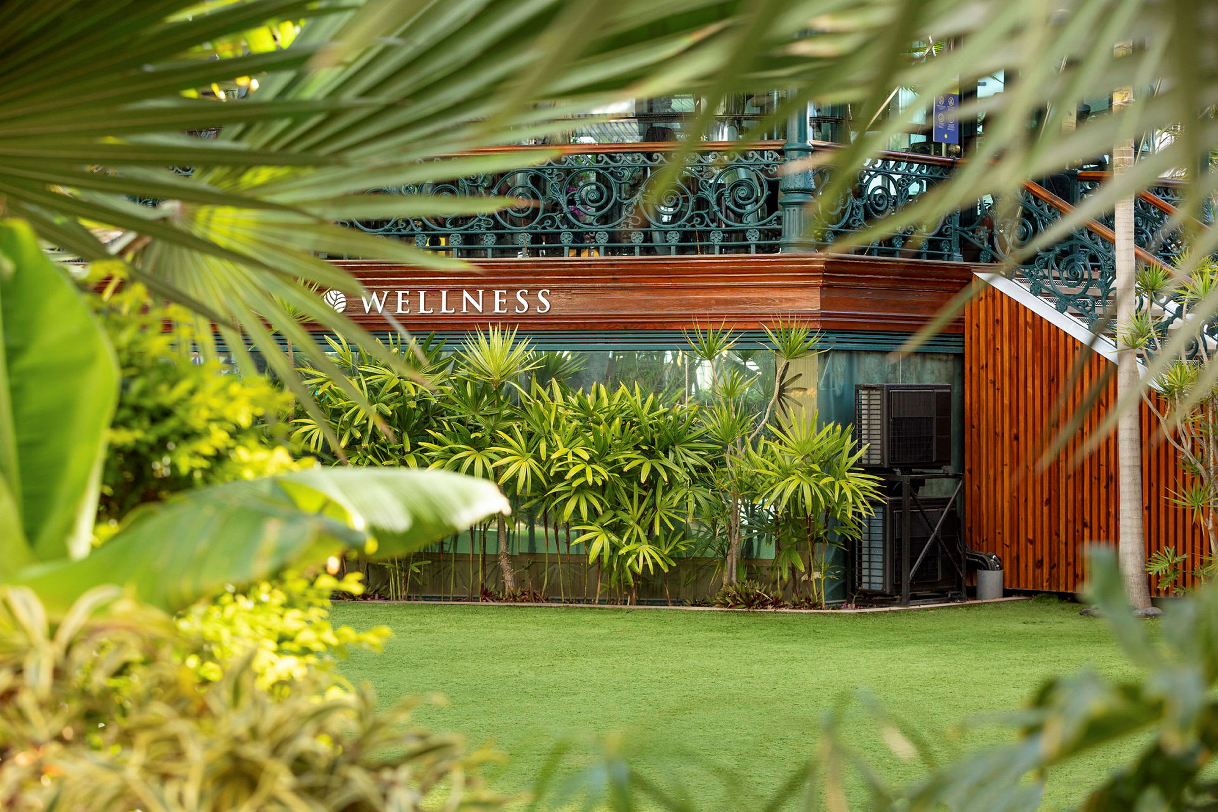 Wellness-center omgiven av gröna växter och frodig vegetation. (AI-genererad text)