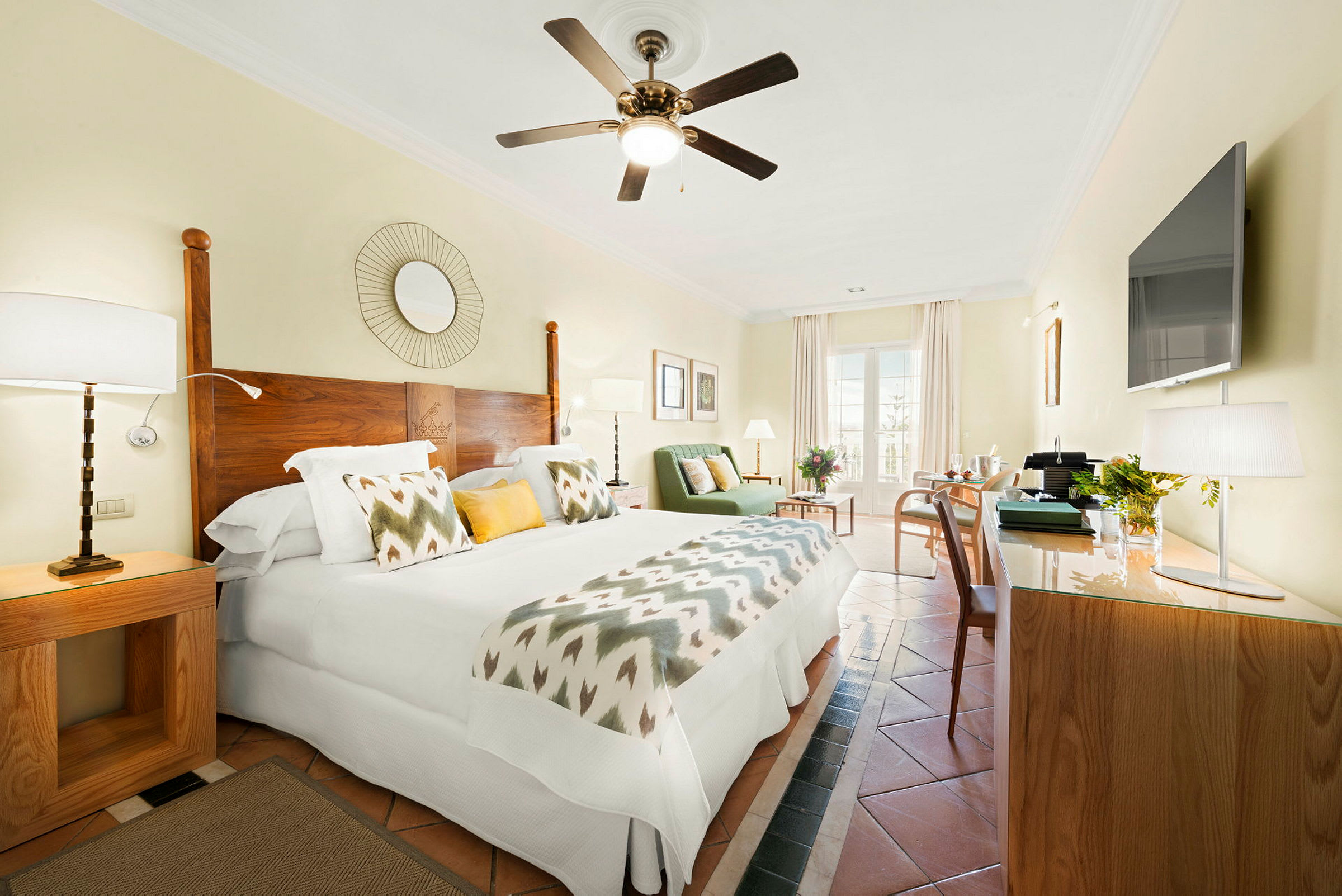 Ett ljust hotellrum med dubbelsäng, trädetaljer och modern inredning. (AI-genererad text)
