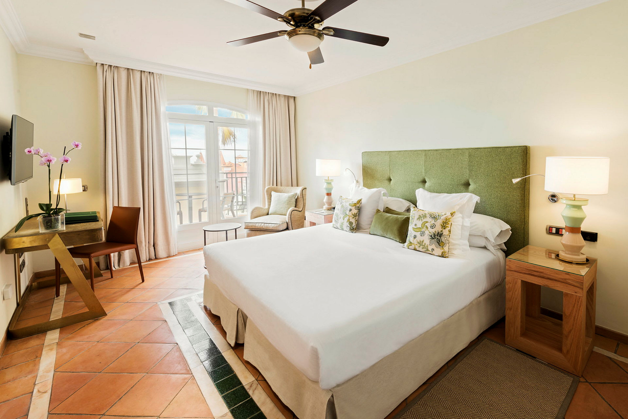Ett hotellrum med en säng, nattduksbord, stol och skrivbord. (AI-genererad text)