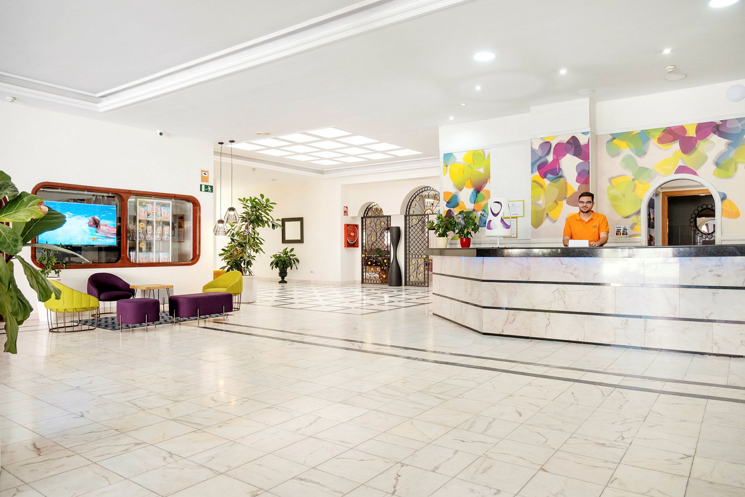 Hotellets receptionsområde med färgglad inredning och moderna möbler. (AI-genererad text)