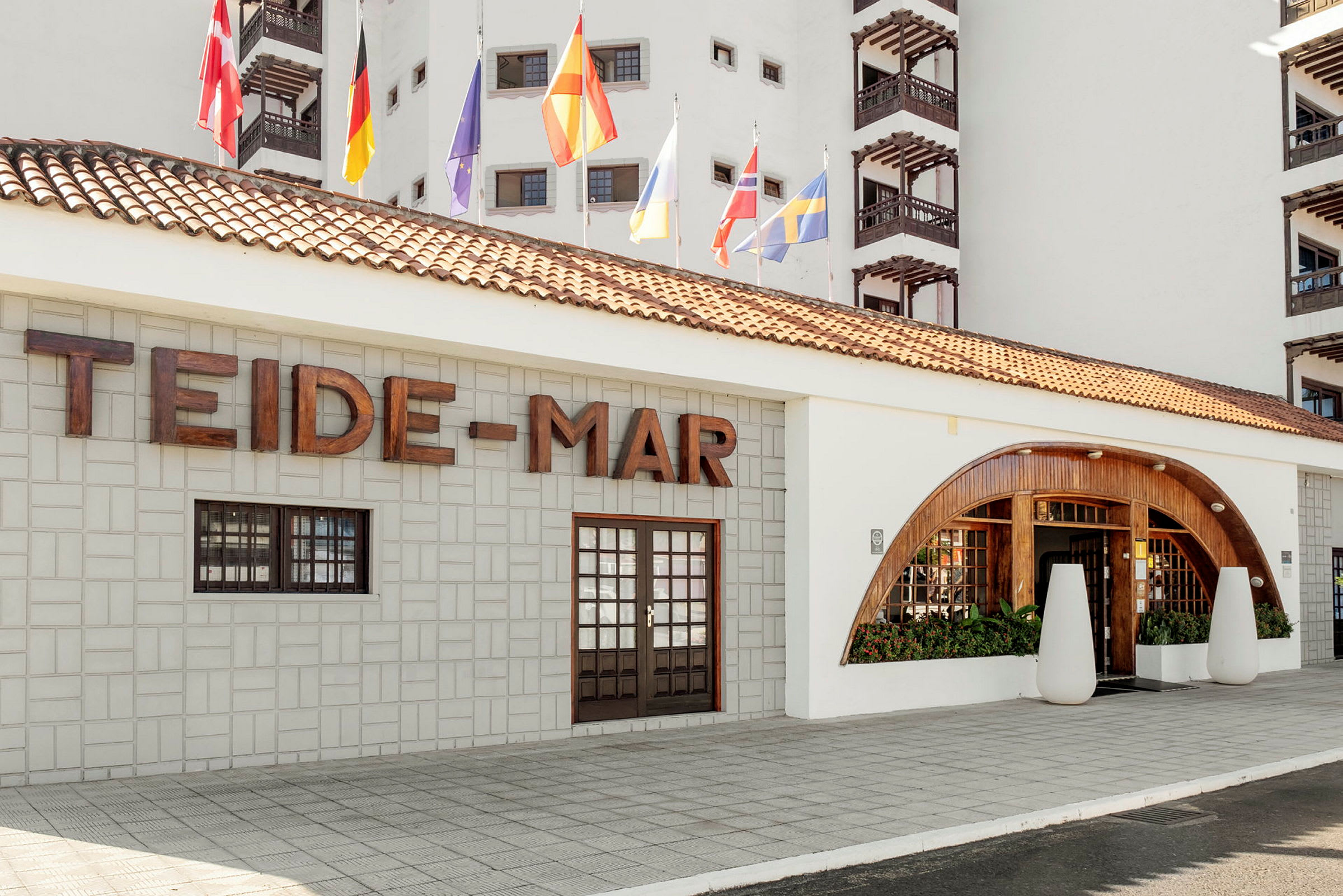 Entré till hotellbyggnad med texten 'Teide Mar' på väggen. (AI-genererad text)
