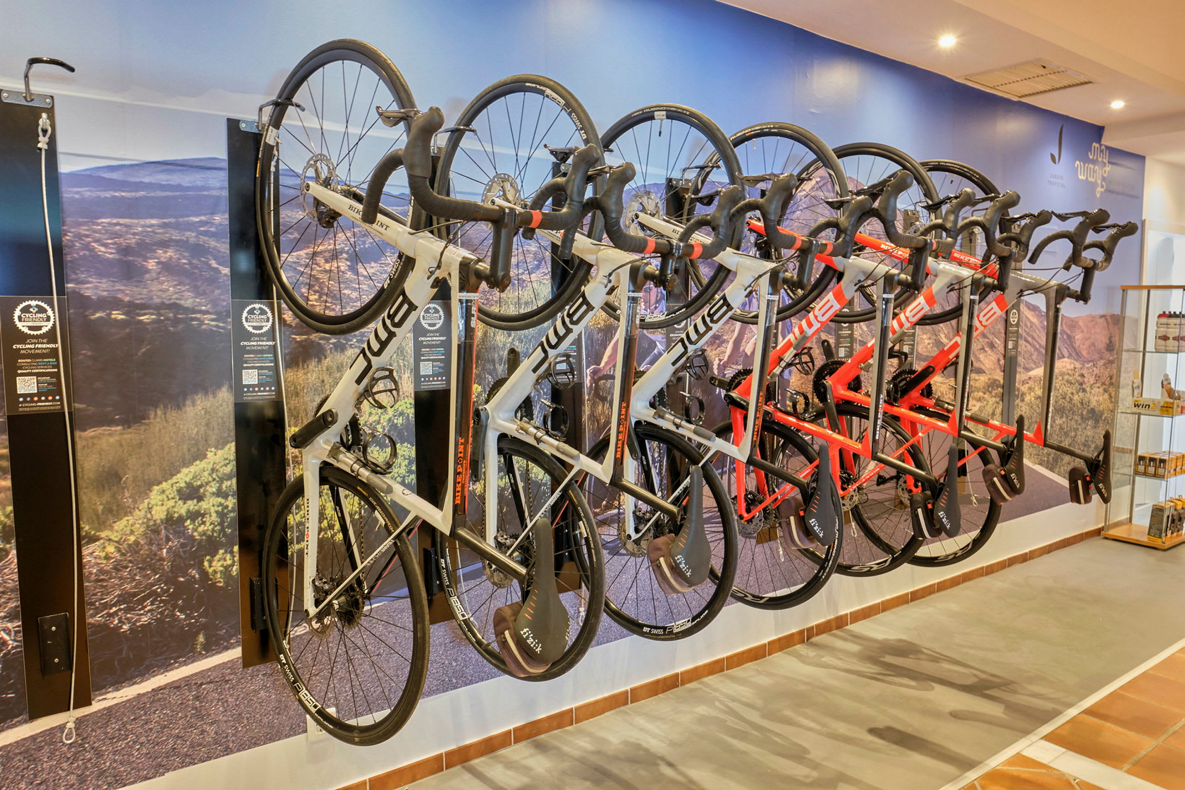 Cyklar upphängda på en vägg monterad ställning. (AI-genererad text)