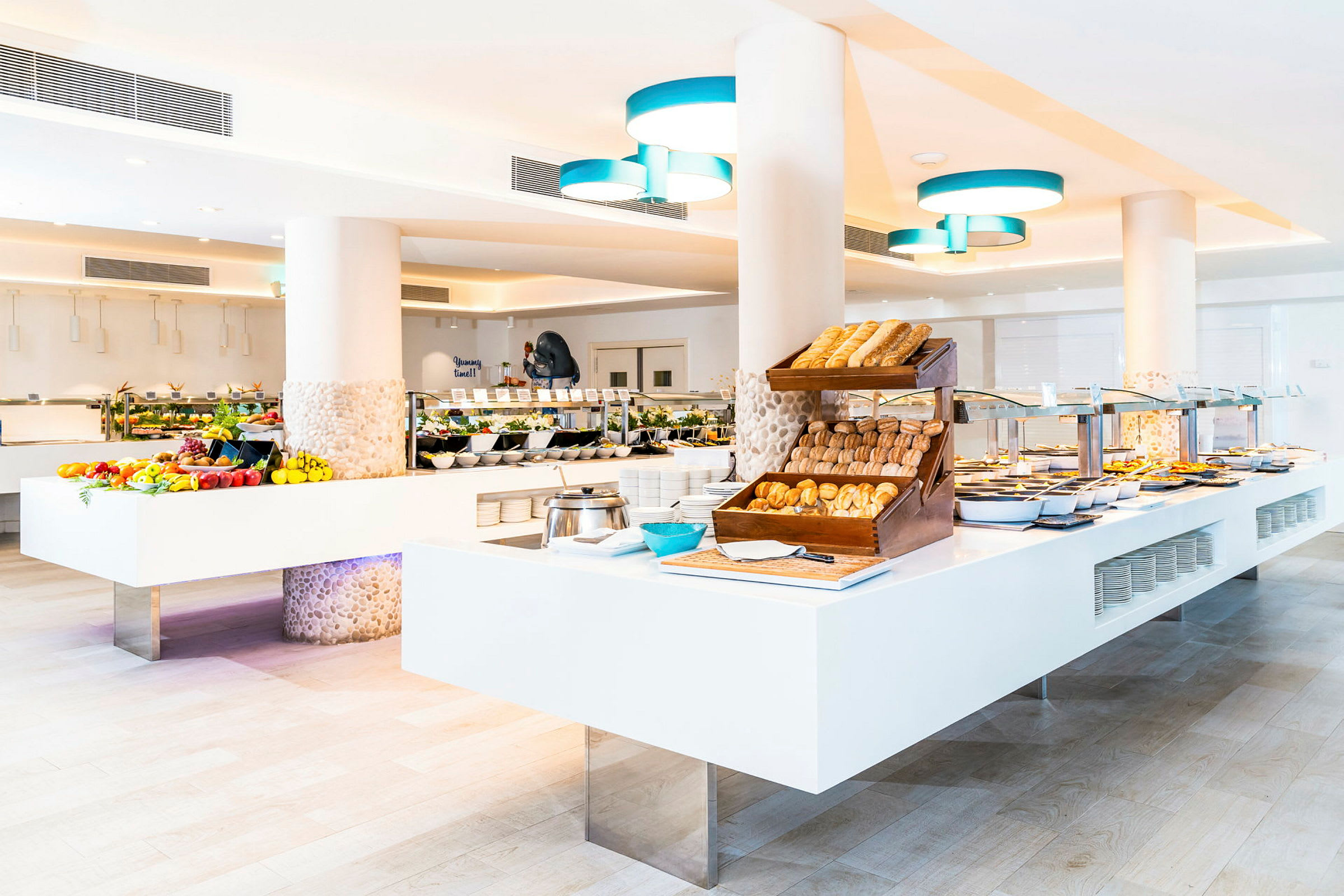 Bild av en hotellbuffé med bröd, frukt och varmt tillagad mat. (AI-genererad text)