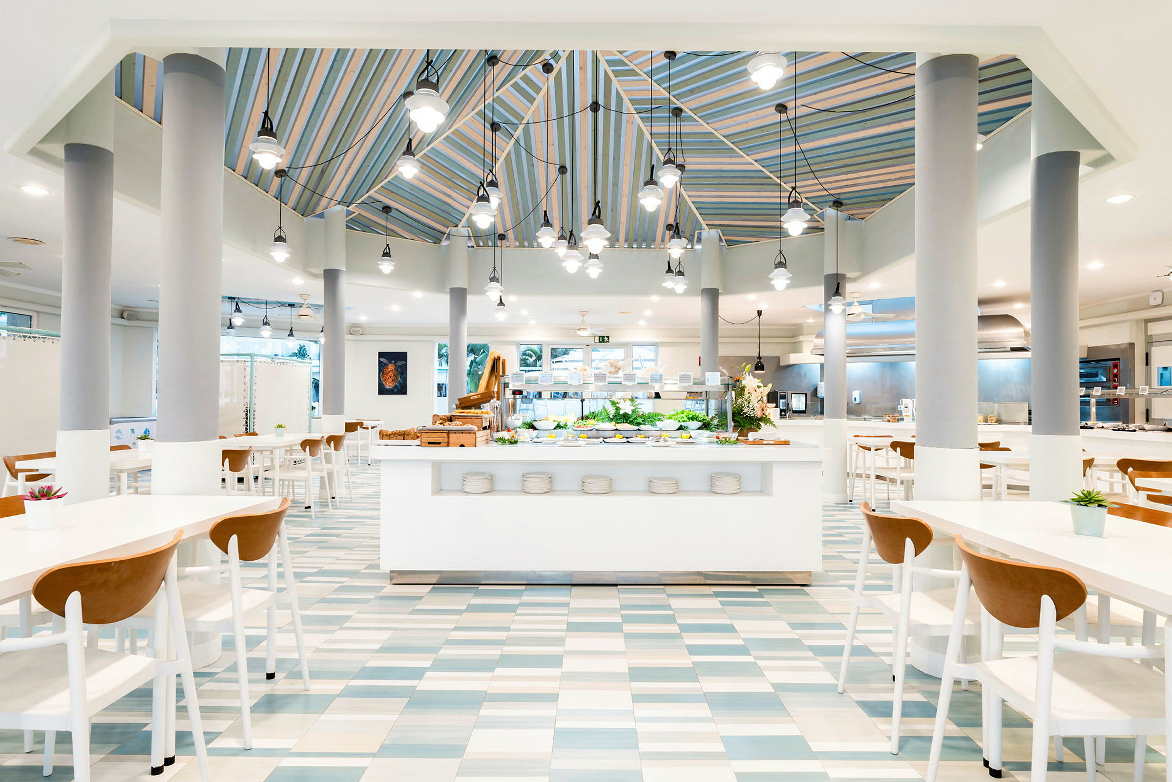 Bild av en restaurang med dukade bord och dekorativ takbelysning. (AI-genererad text)