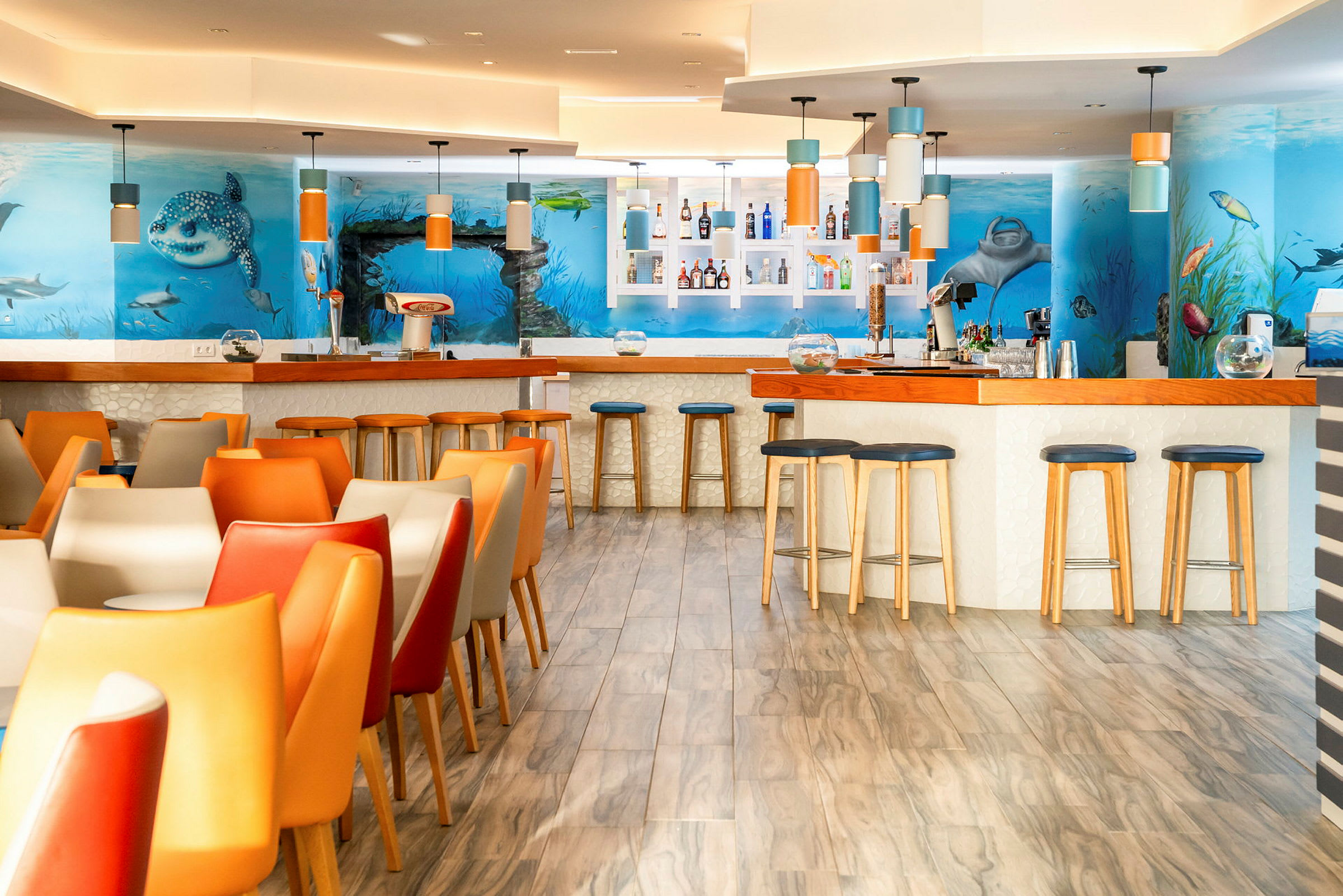 Bild av en färgstark restaurang med undervattenstema och en bar. (AI-genererad text)