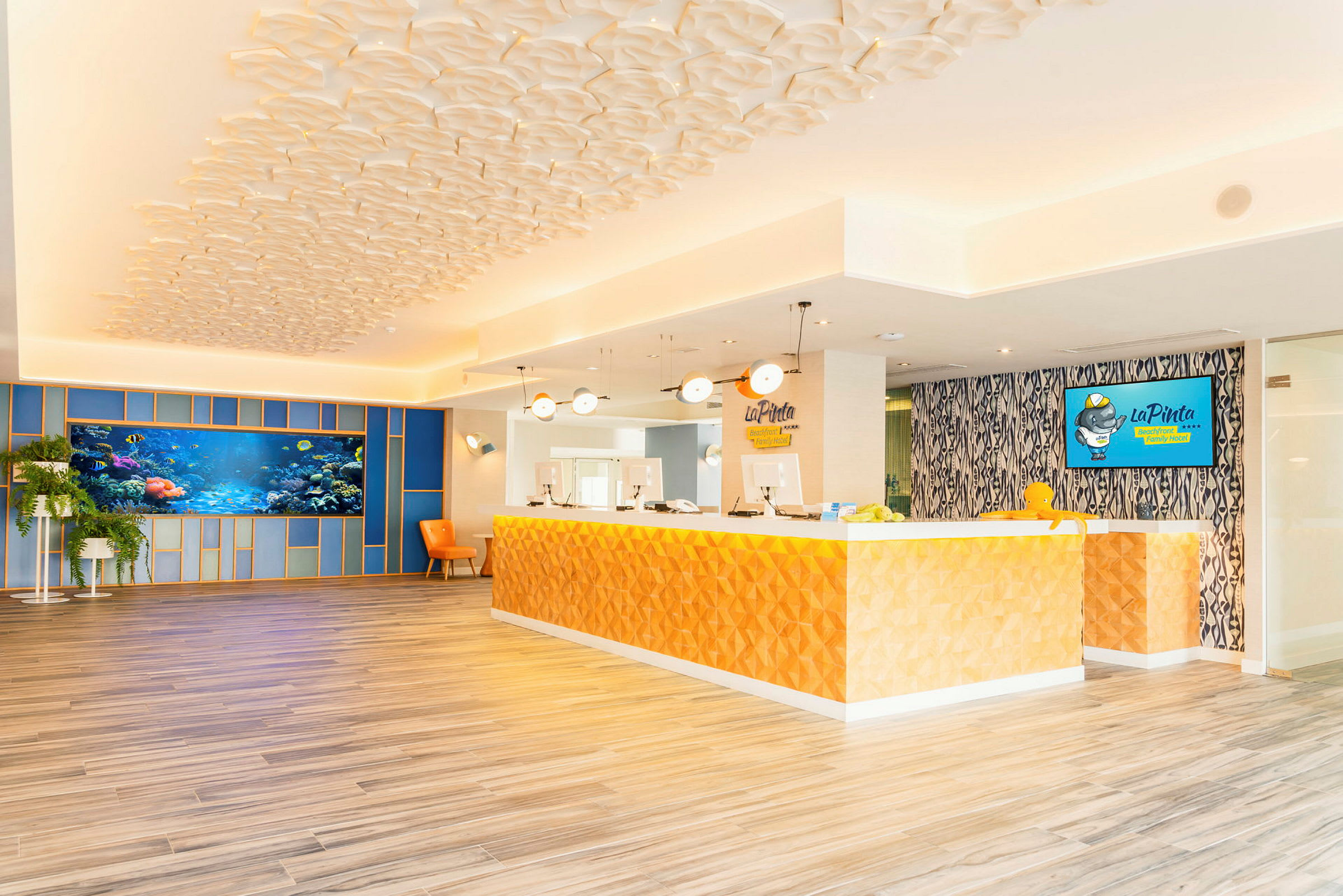 Välkomnande reception med ett akvarium på väggen. (AI-genererad text)