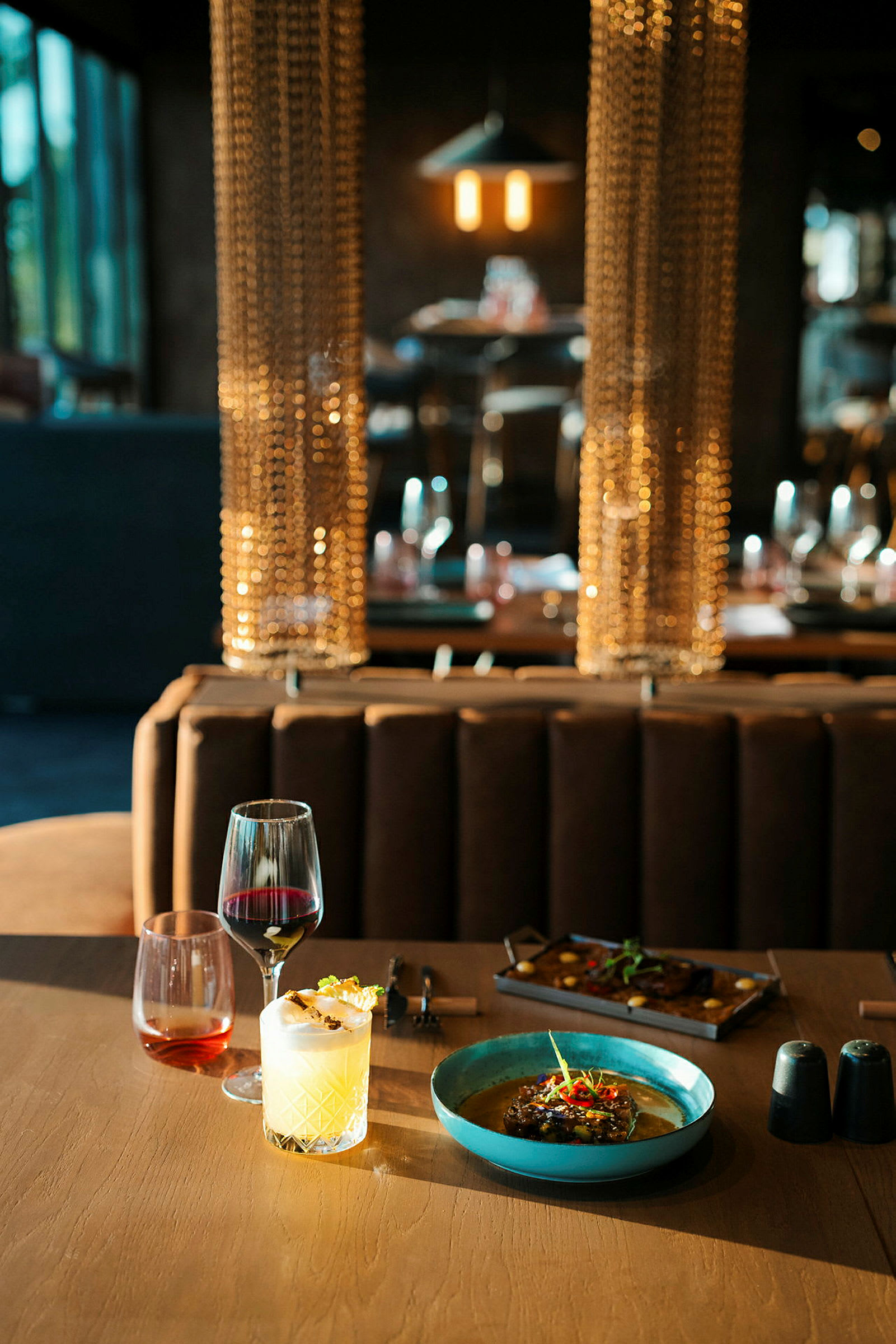 Ett dukat bord med mat och dryck i en restaurangmiljö. (AI-genererad text)