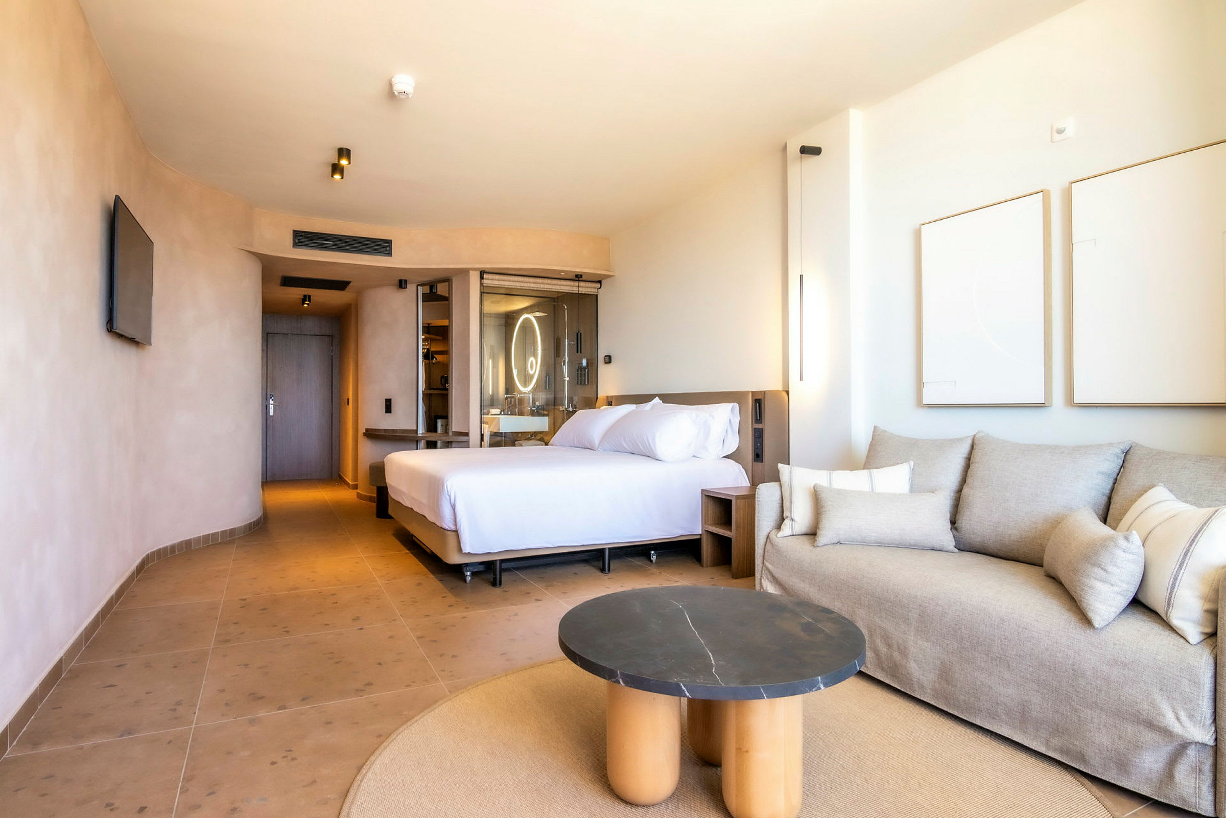 Hotellrum med säng, soffa och soffbord. (AI-genererad text)