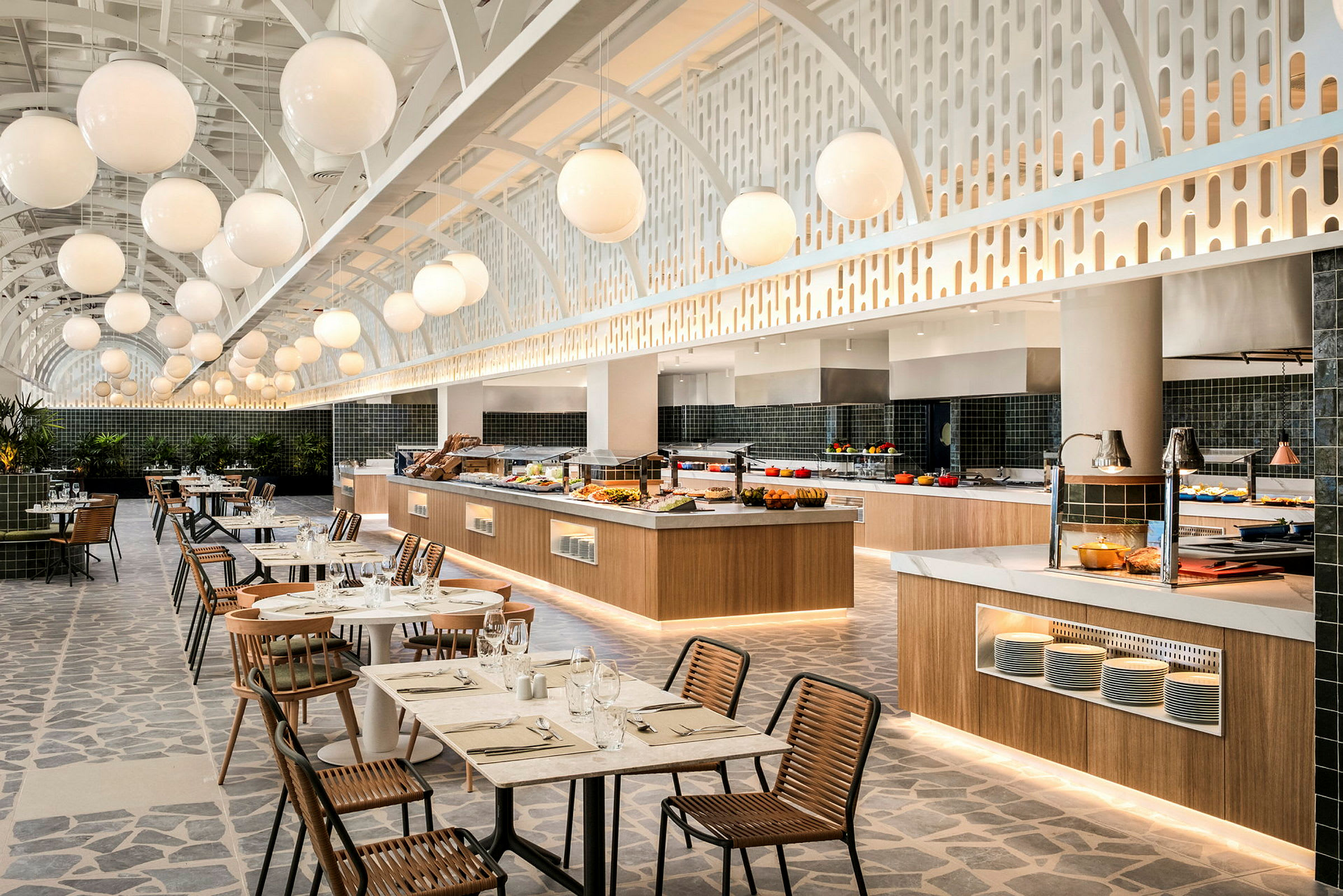 Inredningsbild av en stilren bufférestaurang med uppdukade bord och moderna detaljer. (AI-genererad text)