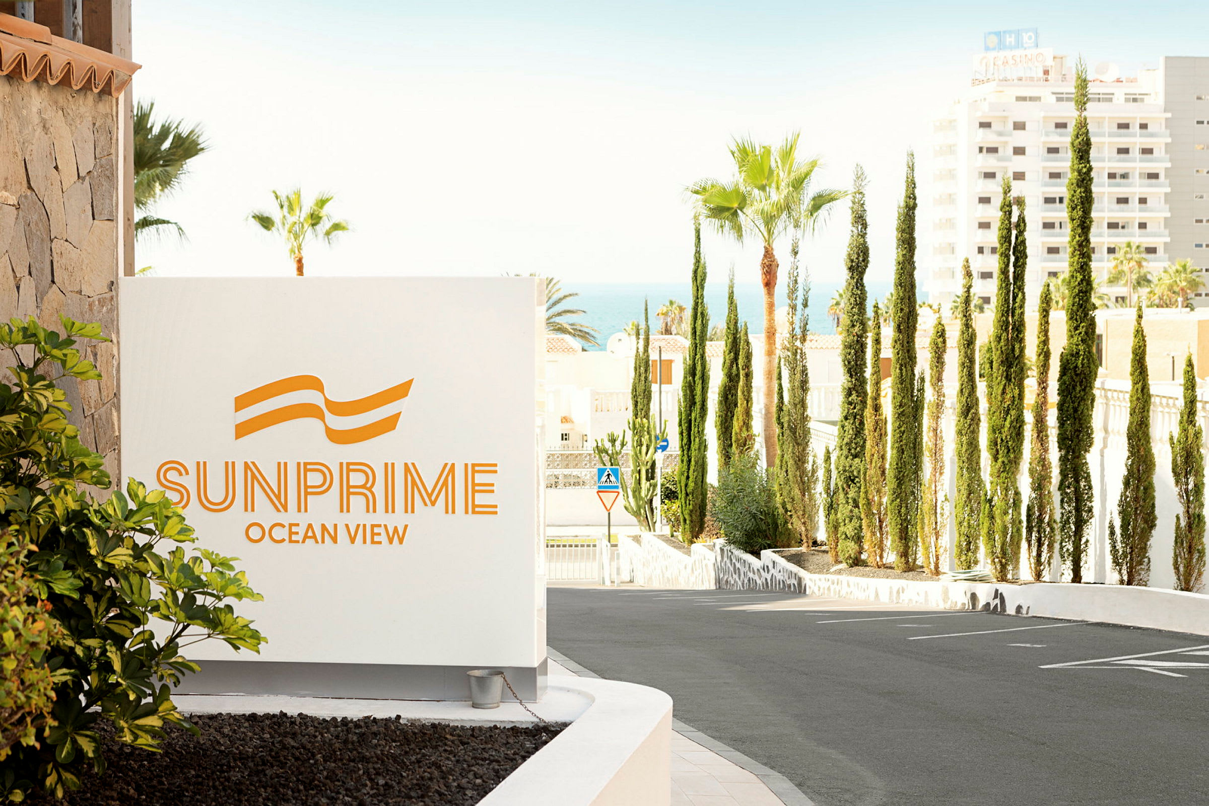 Skylt med texten Sunprime Ocean View vid infarten till hotellområde. (AI-genererad text)