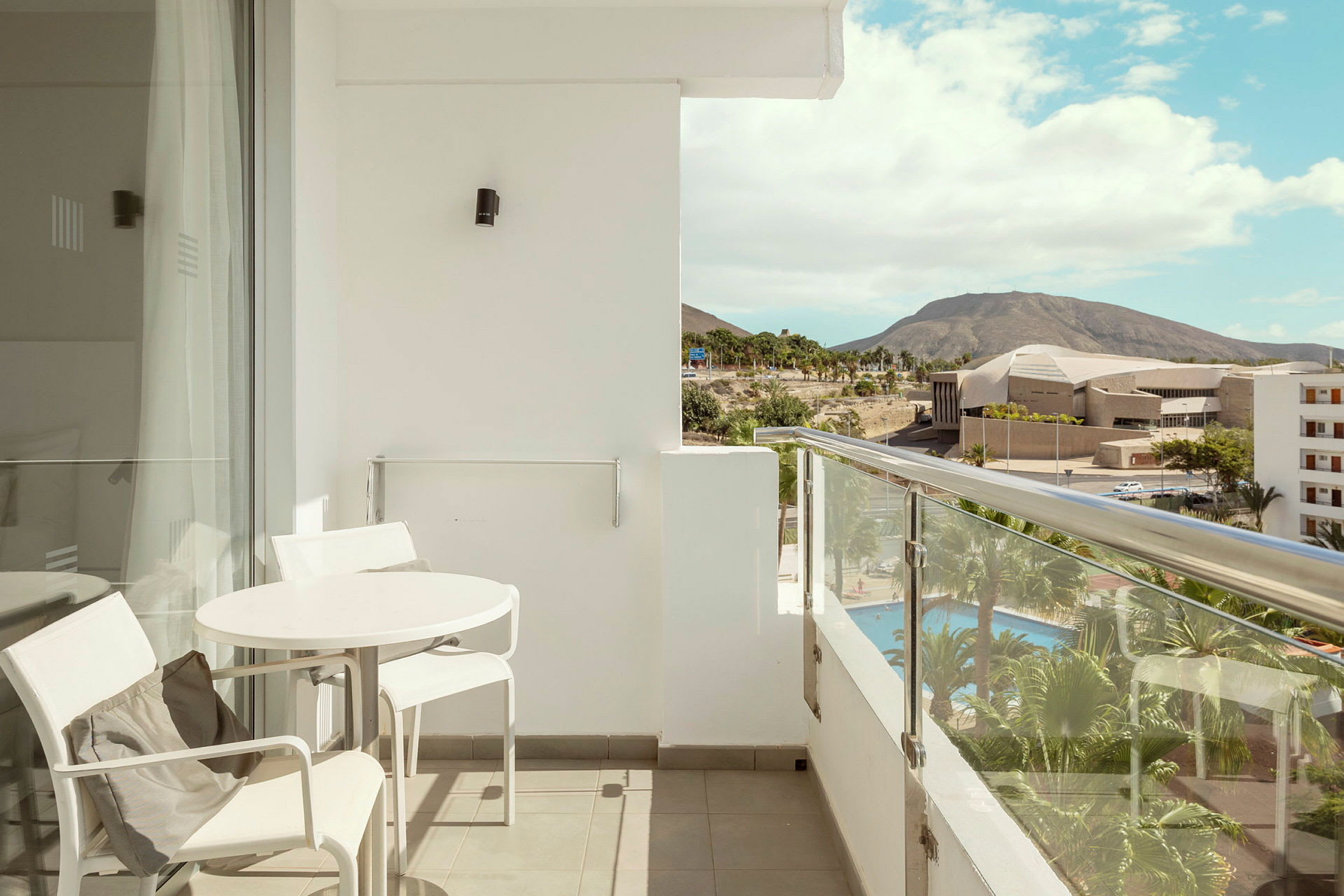 Junior Suite 2 rum, stor balkong på hotellets övre våningsplan, mot omgivningarna