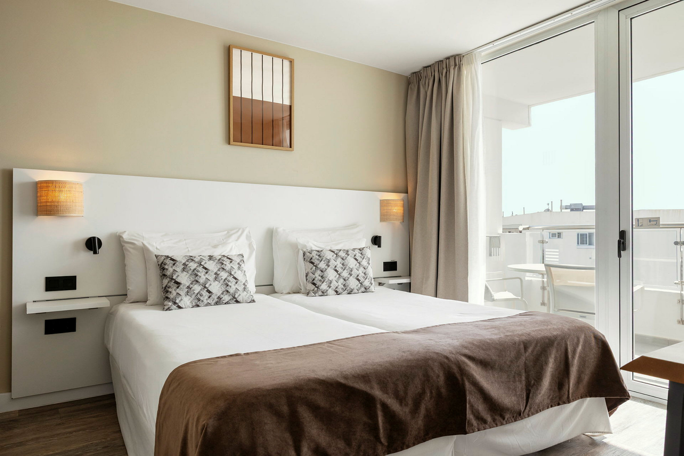 Junior Suite 2 rum, stor balkong på hotellets övre våningsplan, mot omgivningarna