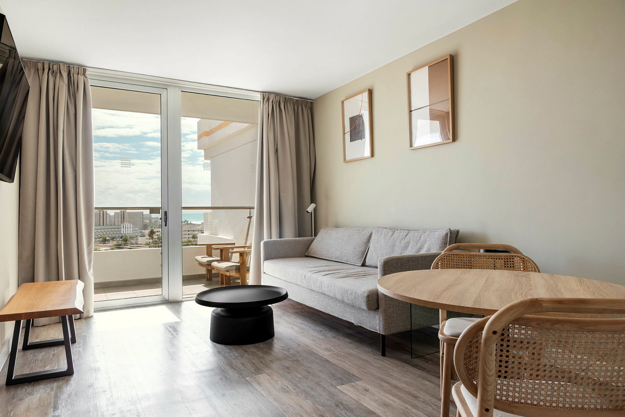 Junior Suite 2 rum, stor balkong på hotellets övre våningsplan, mot omgivningarna