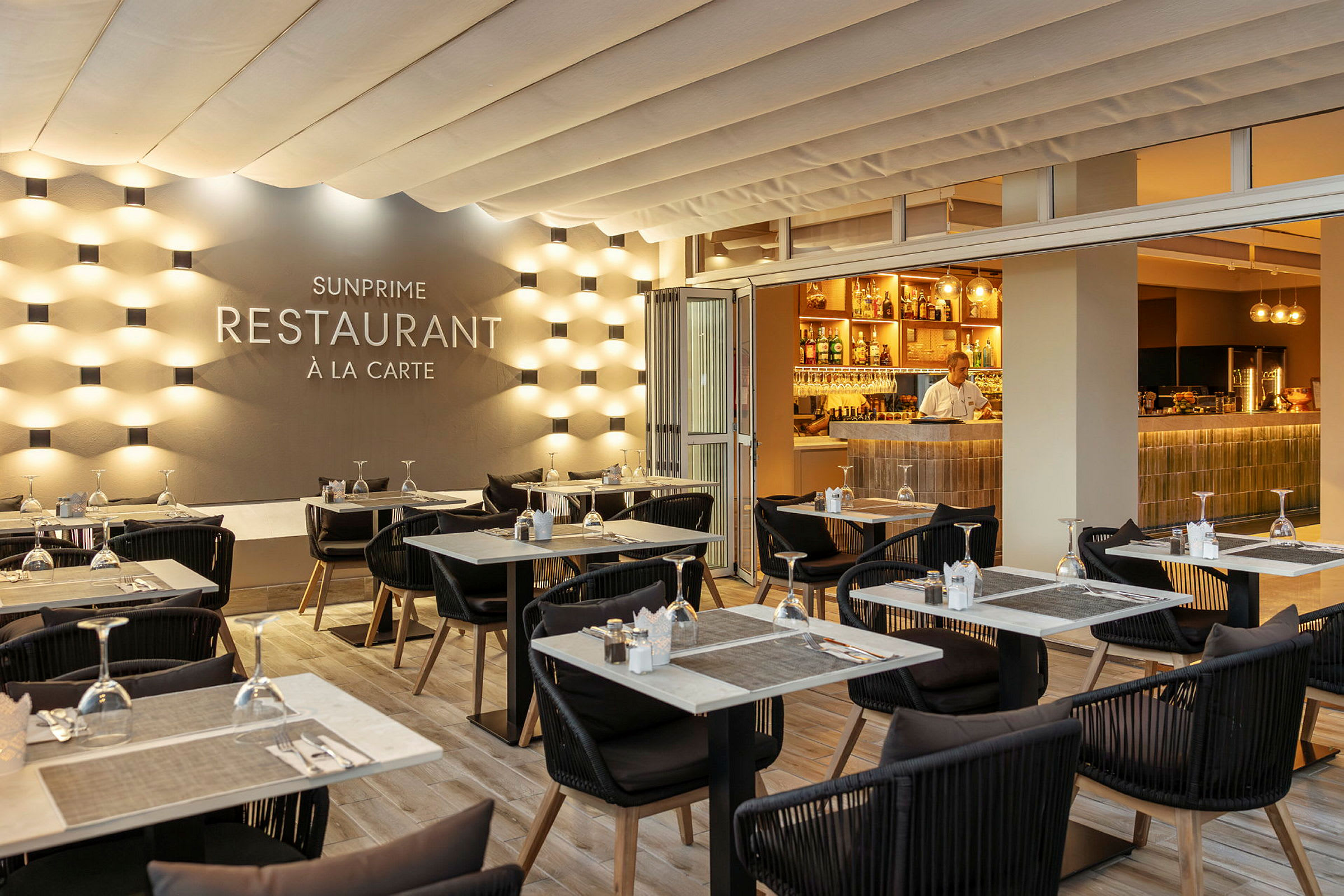En elegant restauranglokal med dukade bord och en upplyst bar. (AI-genererad text)