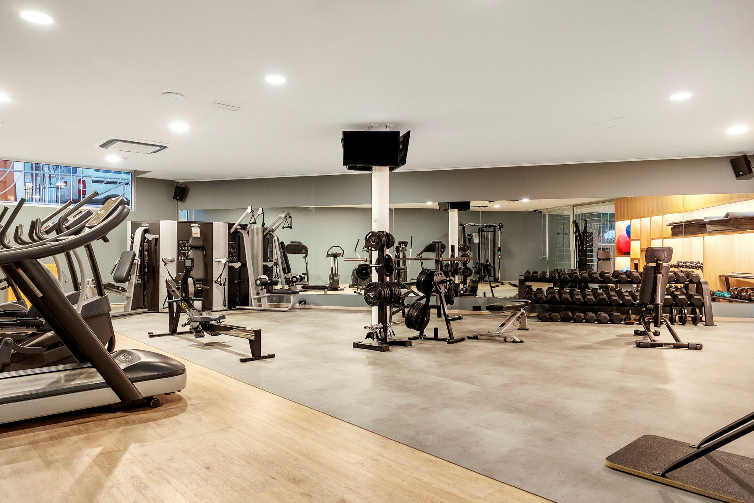 Gym med träningsutrustning. (AI-genererad text)