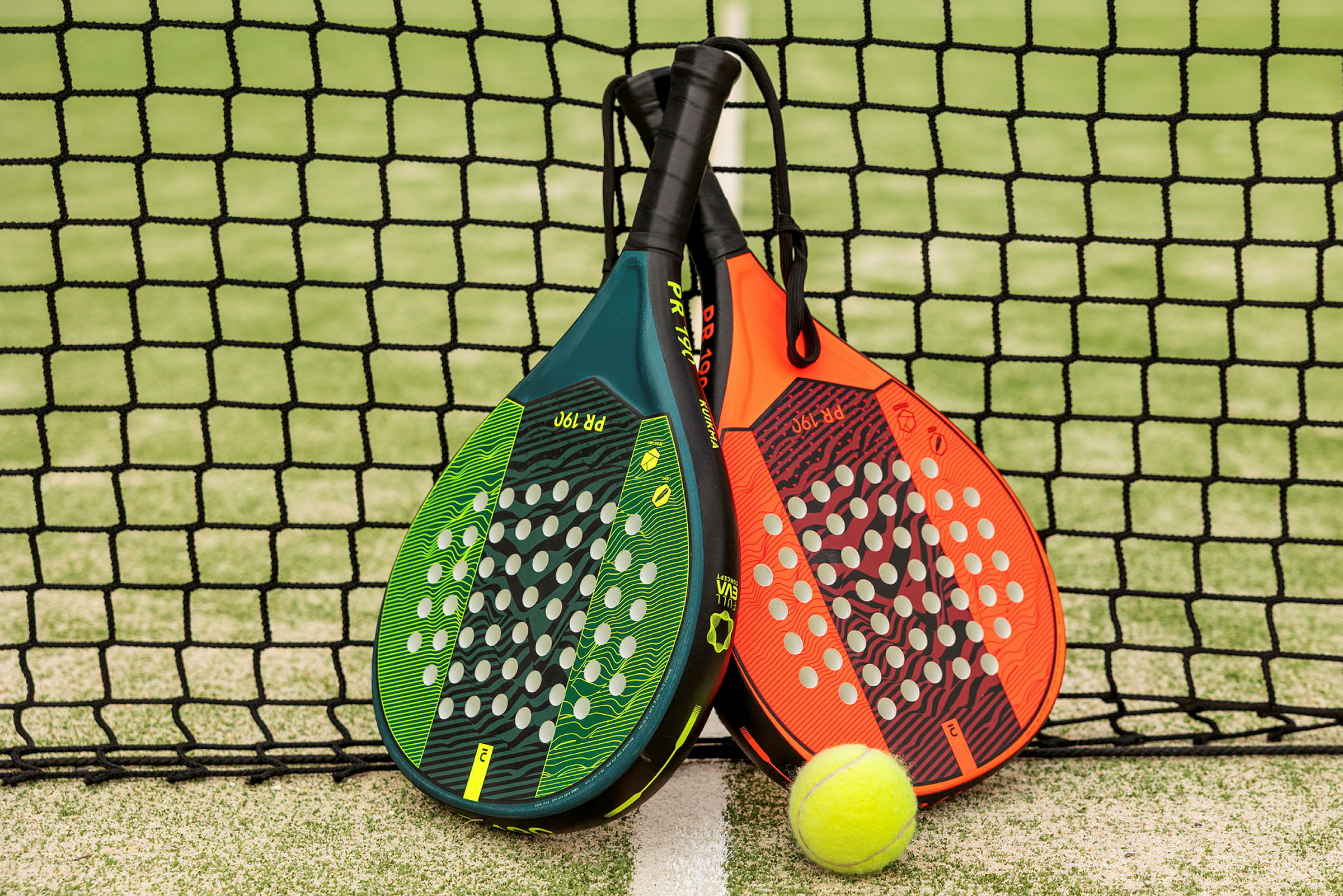 Två padelracket och en boll framför ett nät. (AI-genererad text)