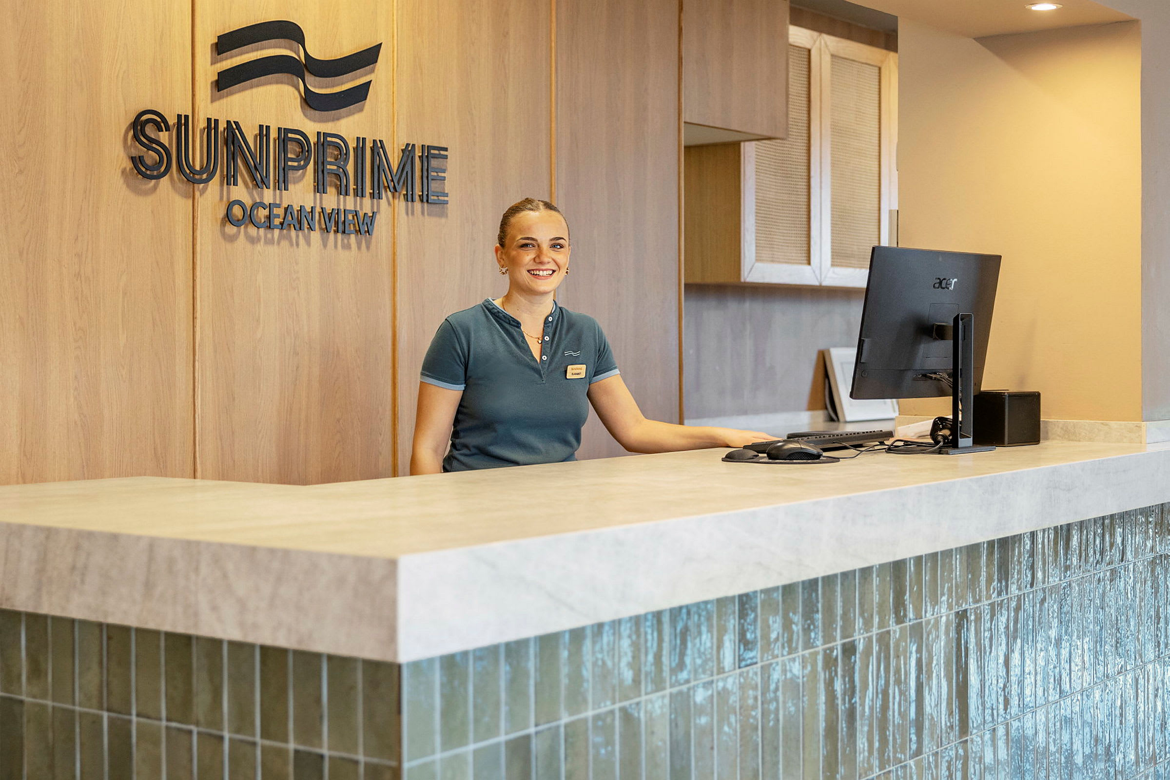 Reception på Sunprime Ocean View. (AI-genererad text)