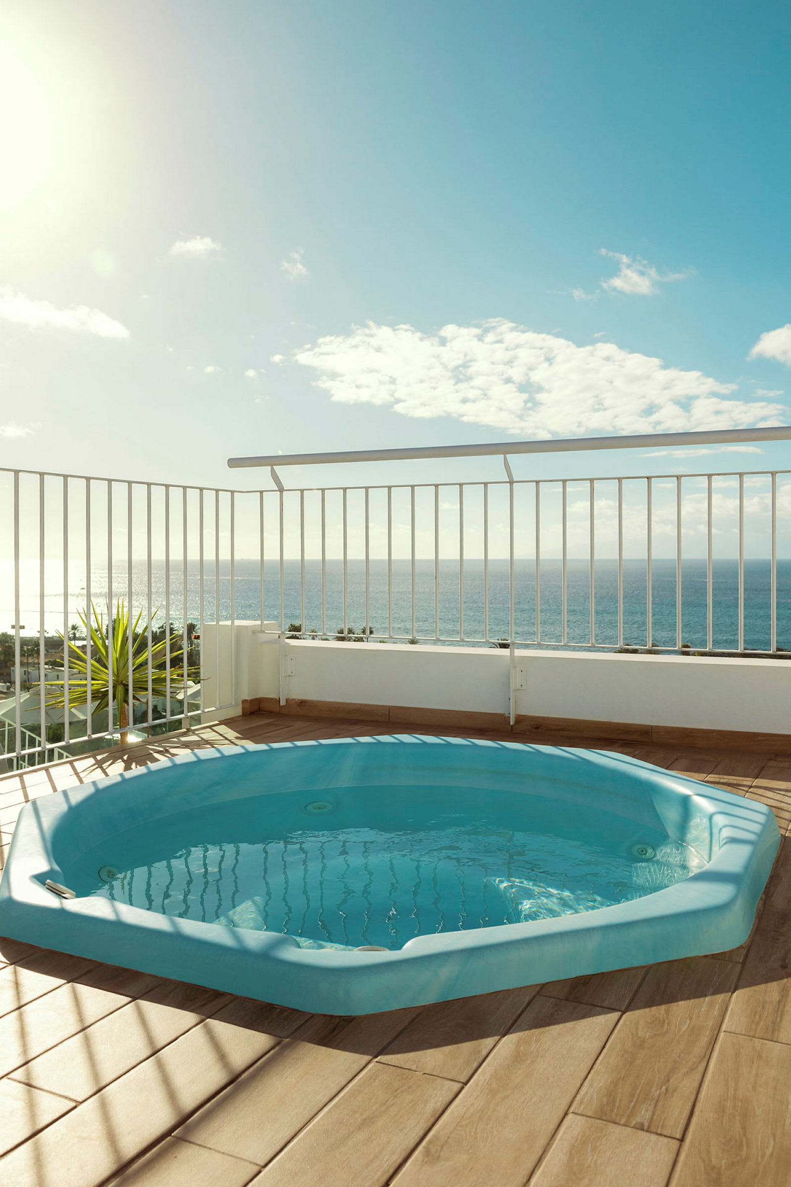 Bild av en bubbelpool på en terrass med utsikt över havet. (AI-genererad text)