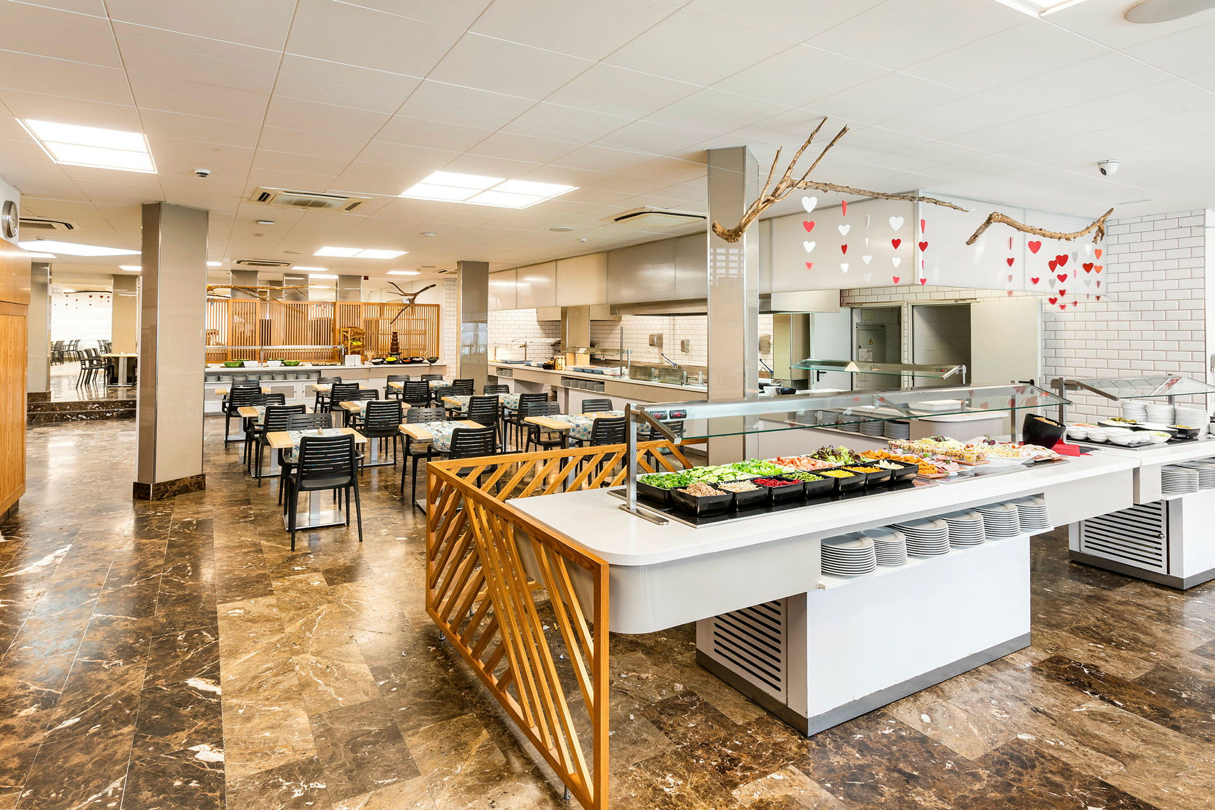 Bild av en modern restaurang med bufféområde och sittplatser. (AI-genererad text)