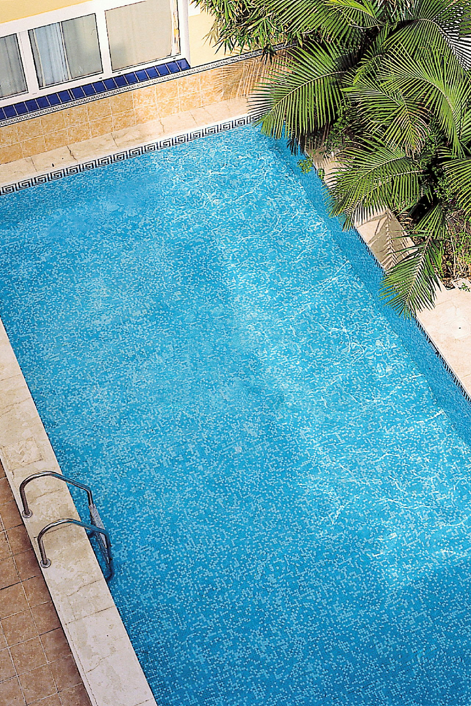 Swimmingpool omgiven av växter. (AI-genererad text)