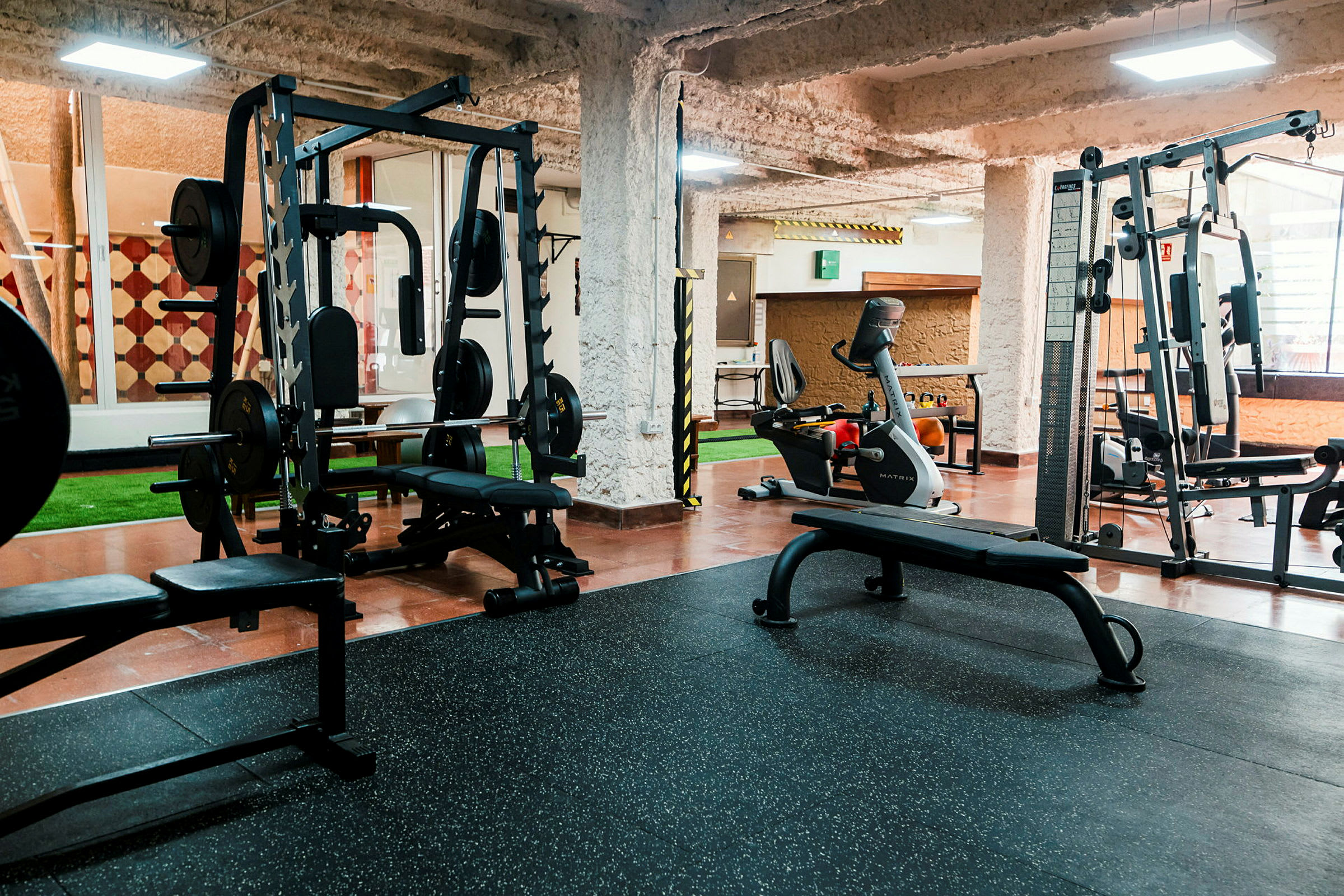 Fitnessrum med träningsmaskiner och bänkar. (AI-genererad text)