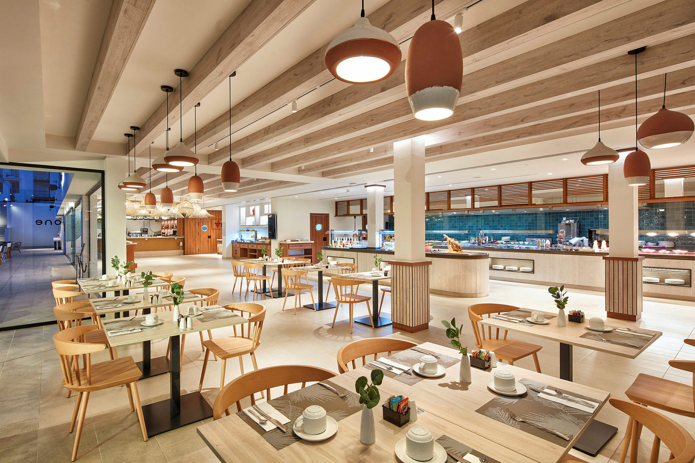 En modern och ljus restaurang med träbord och stolar, dekorerad med växter. (AI-genererad text)