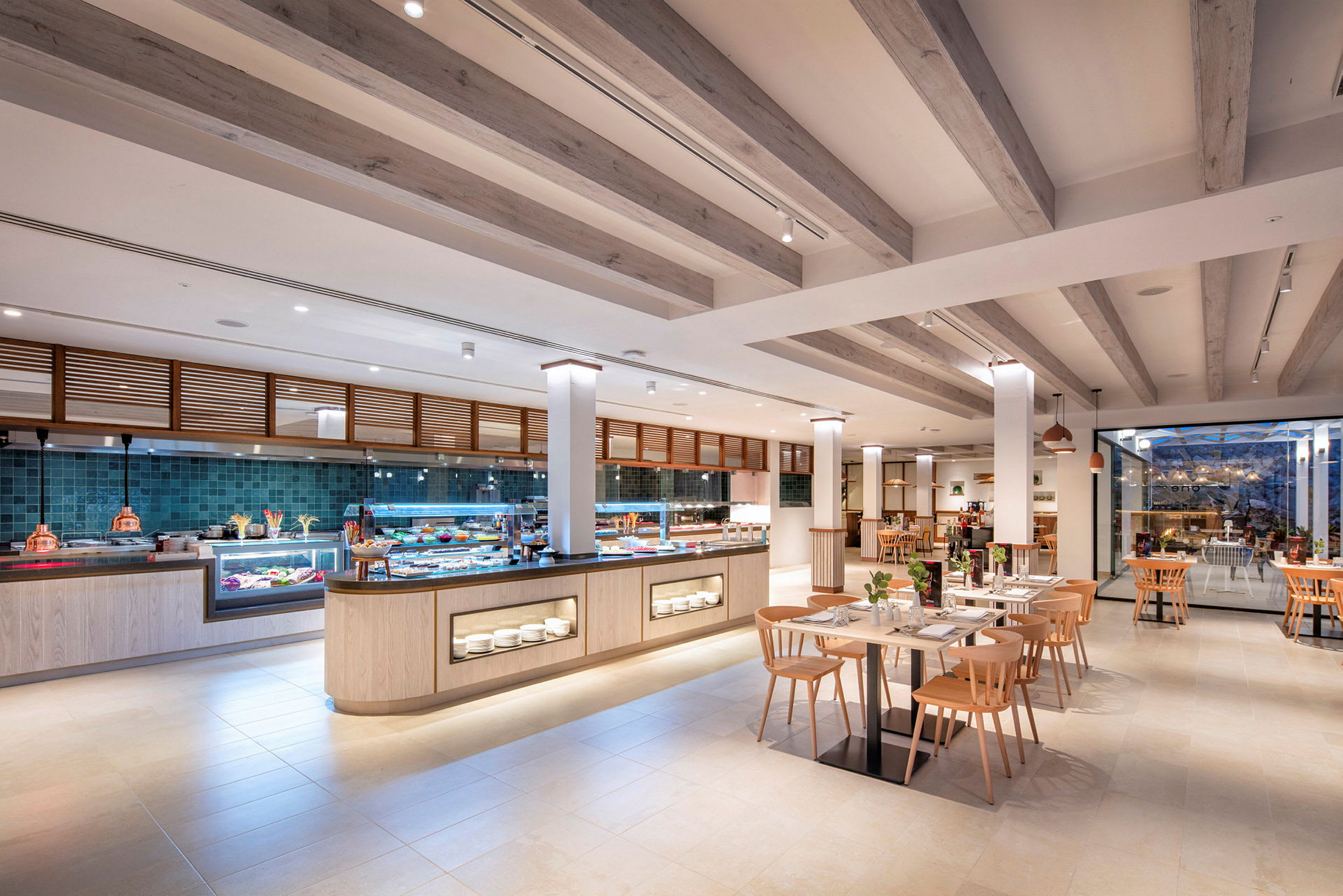 Inredning av en rymlig restaurang med ett modernt bufféområde och sittplatser. (AI-genererad text)