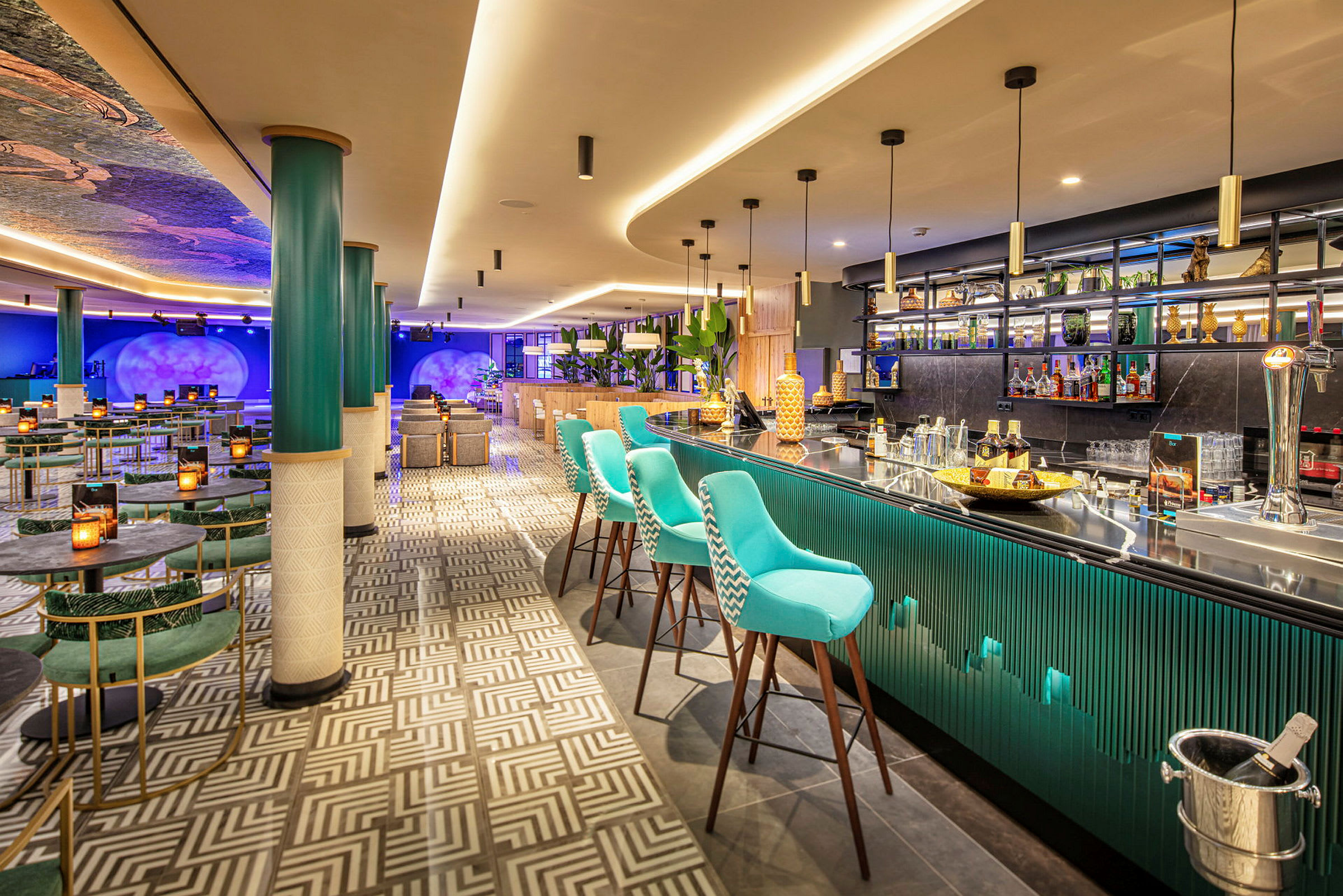 Modern bar och lounge med färgglada stolar och dekorationer. (AI-genererad text)