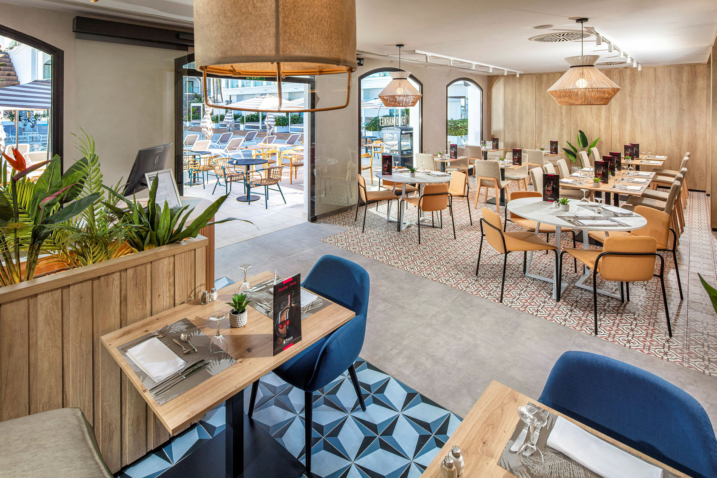 Restauranginteriör med moderna möbler och utsikt mot en terrass. (AI-genererad text)