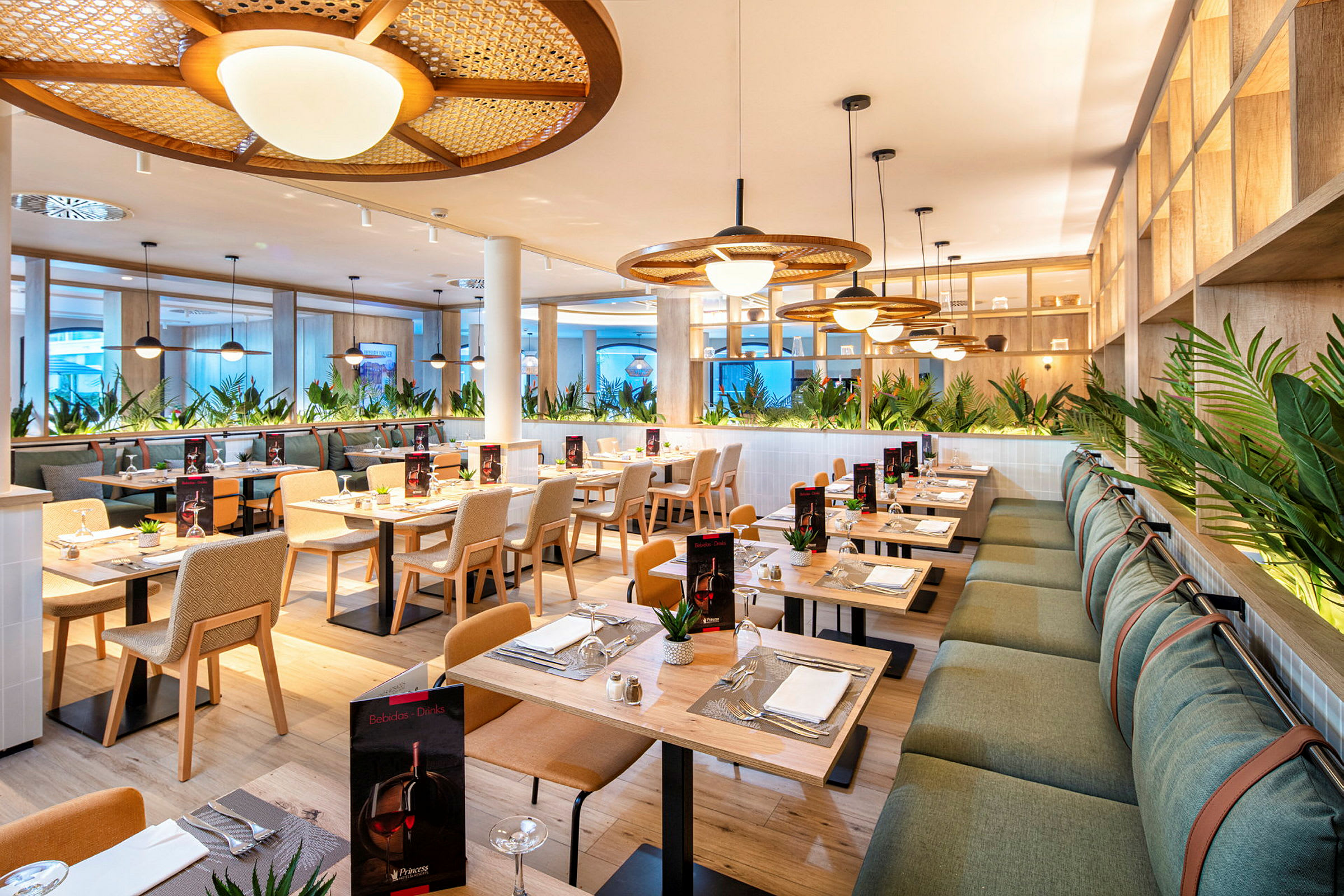 En elegant restaurang med bord och stolar samt gröna växter som dekoration. (AI-genererad text)
