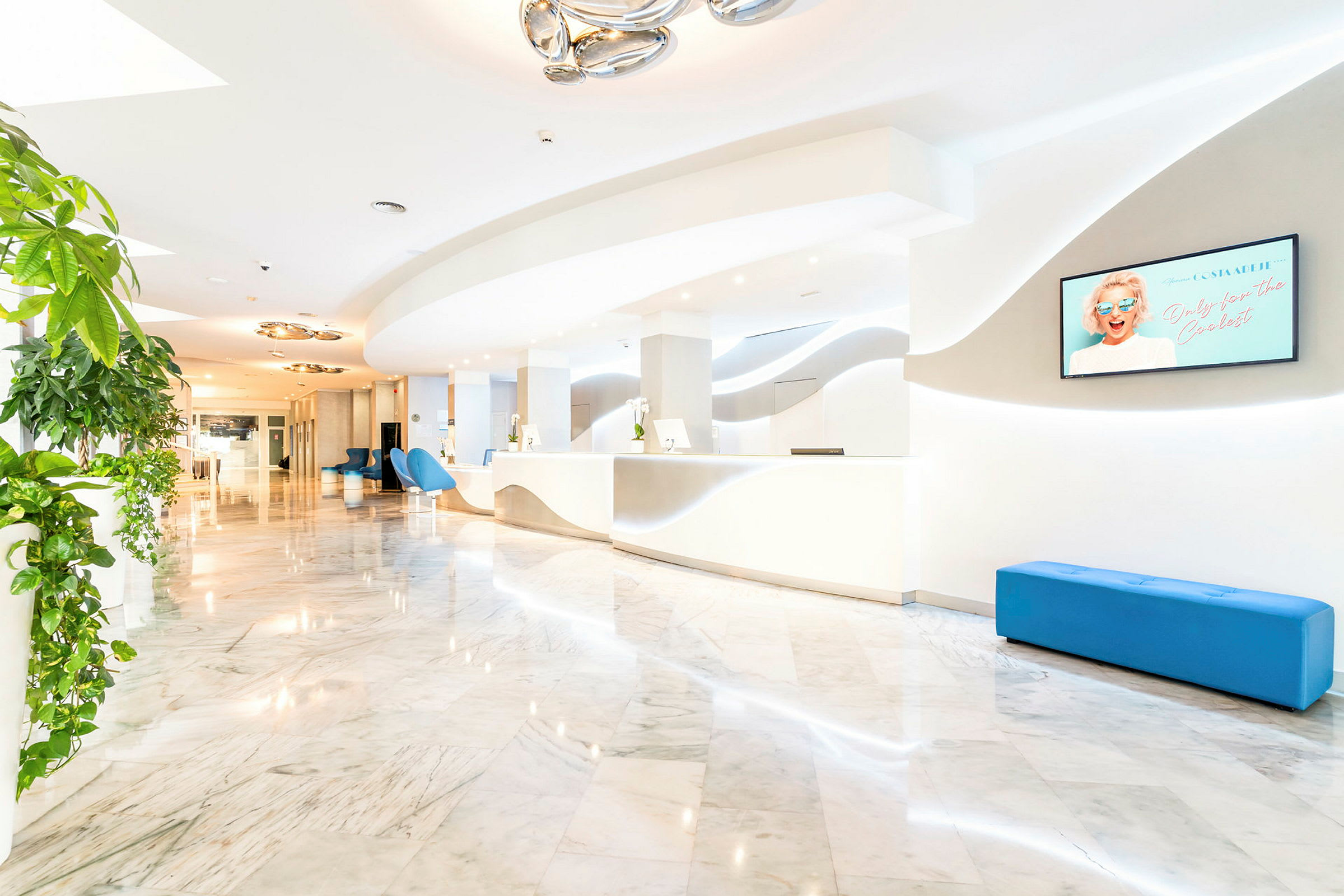 Hotellobby med reception och bekväm inredning i modern design. (AI-genererad text)