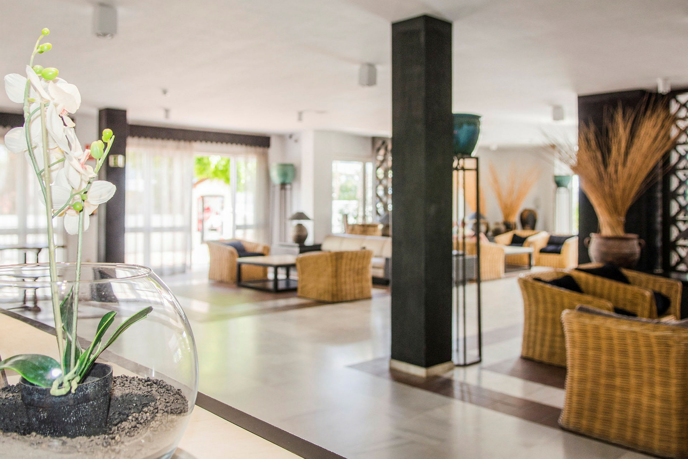 Lobby med sittgrupper och dekorationer. (AI-genererad text)