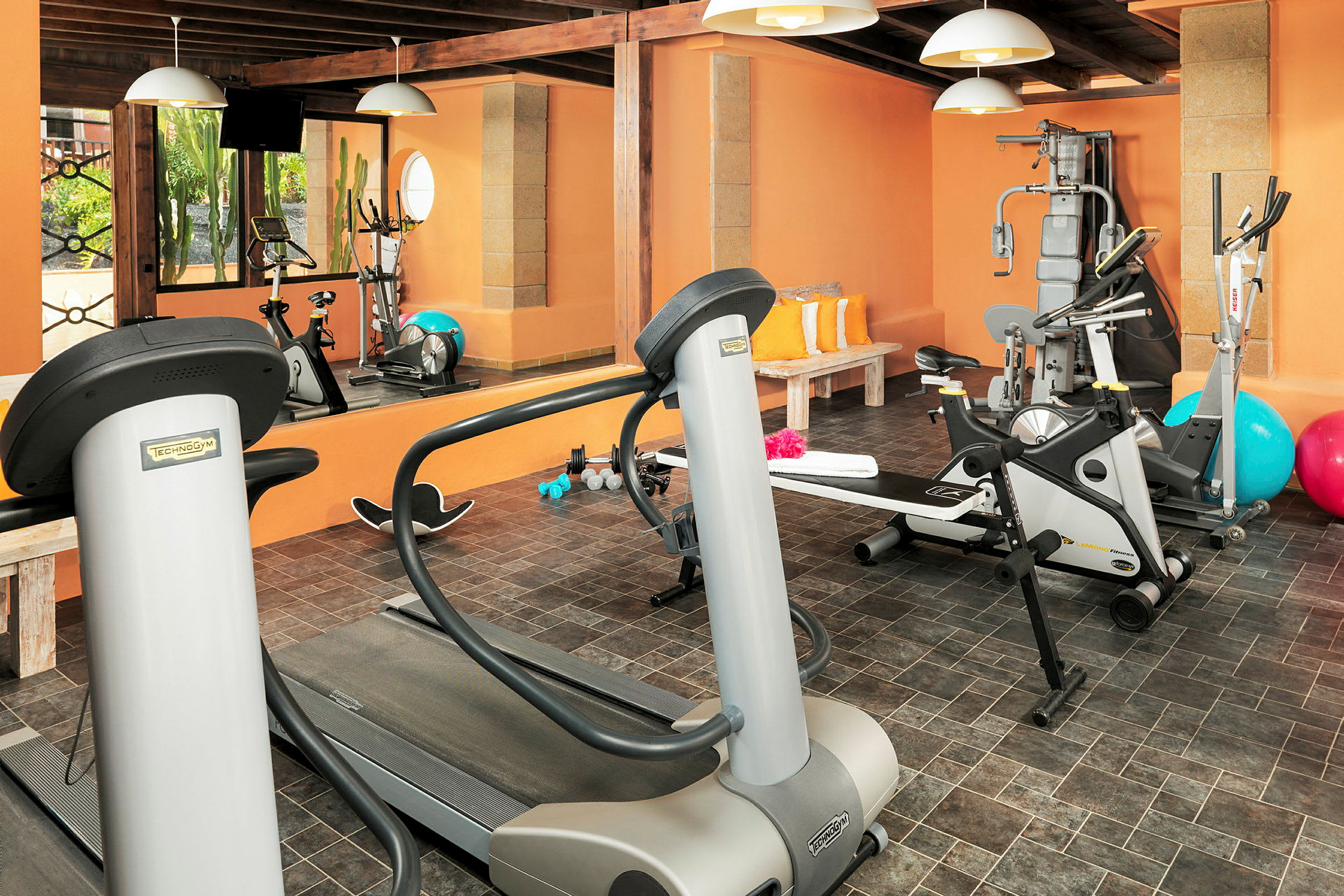 Gym med träningsutrustning och vikter. (AI-genererad text)