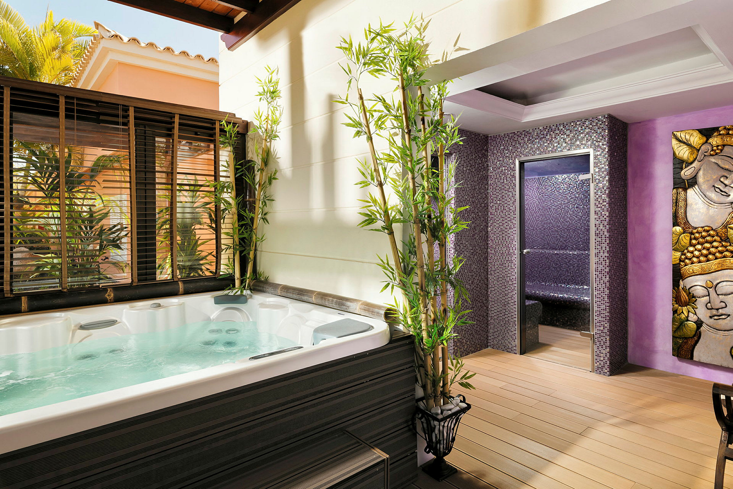 En lyxig spa-avdelning med bubbelpool, bambuinredning och en byst skildrar ett elegant och avslappnande utrymme. (AI-genererad text)