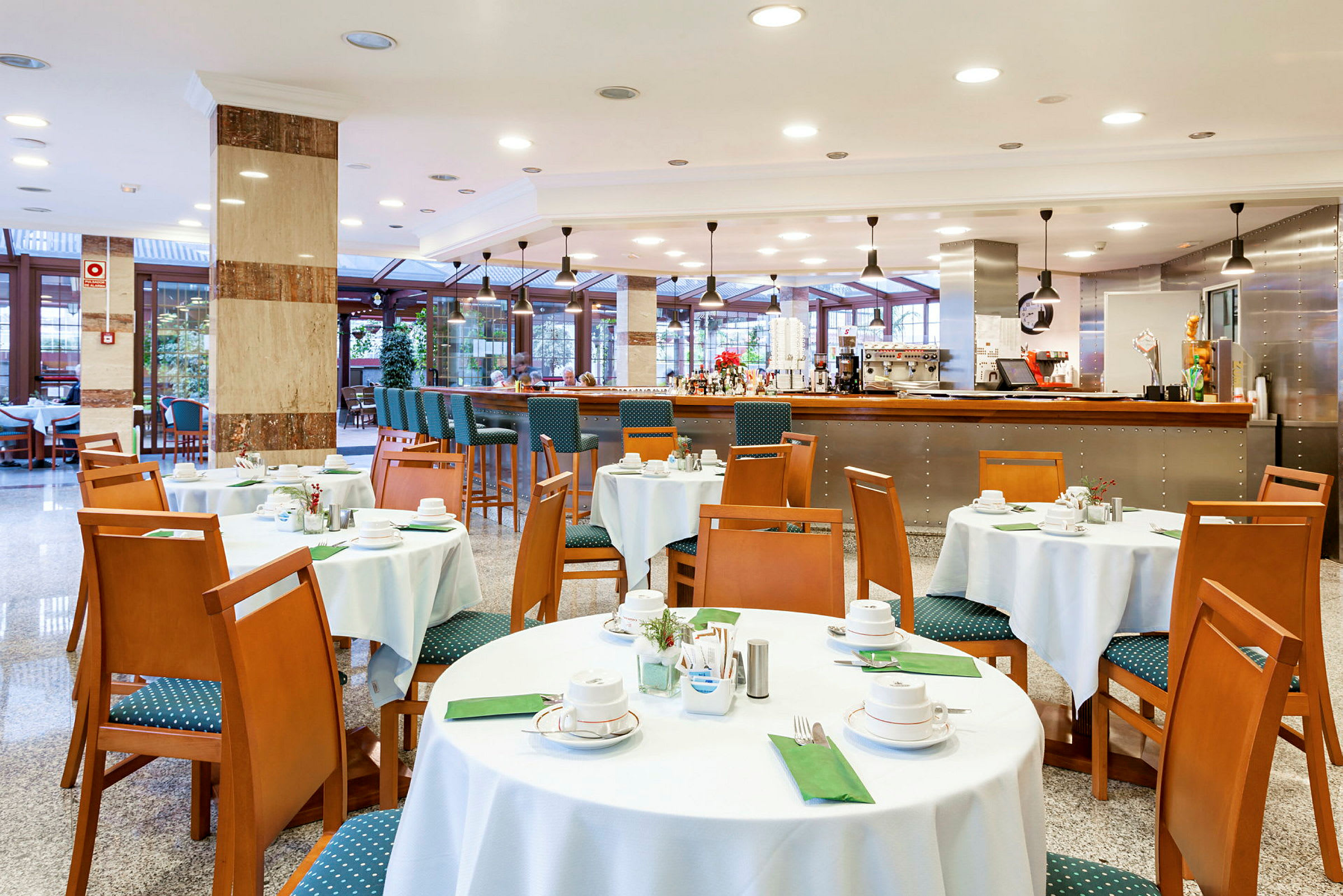 Restaurang med dukade bord och en bar. (AI-genererad text)