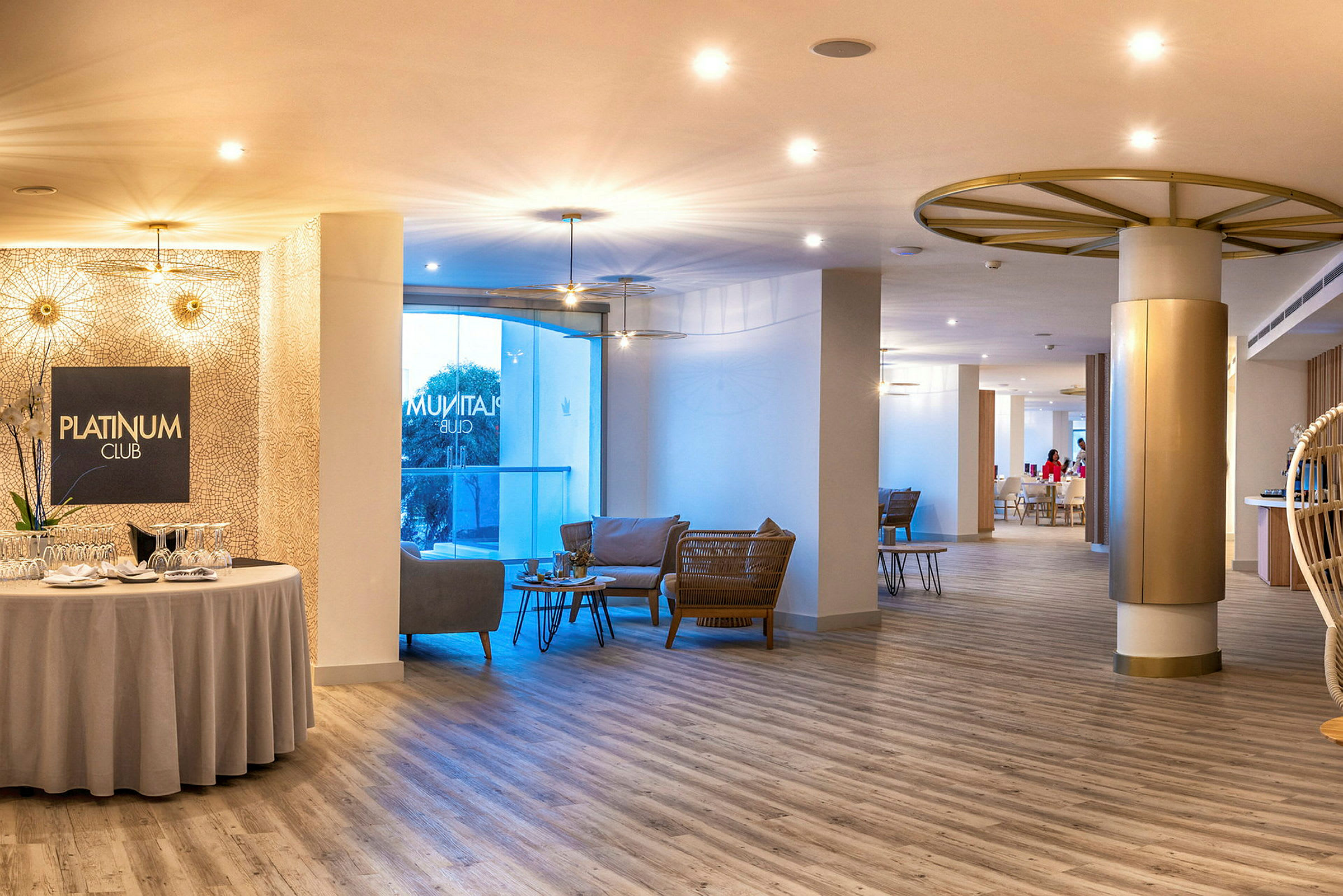 En väl upplyst lounge med sittplatser och en skylt med texten Platinum Club. (AI-genererad text)