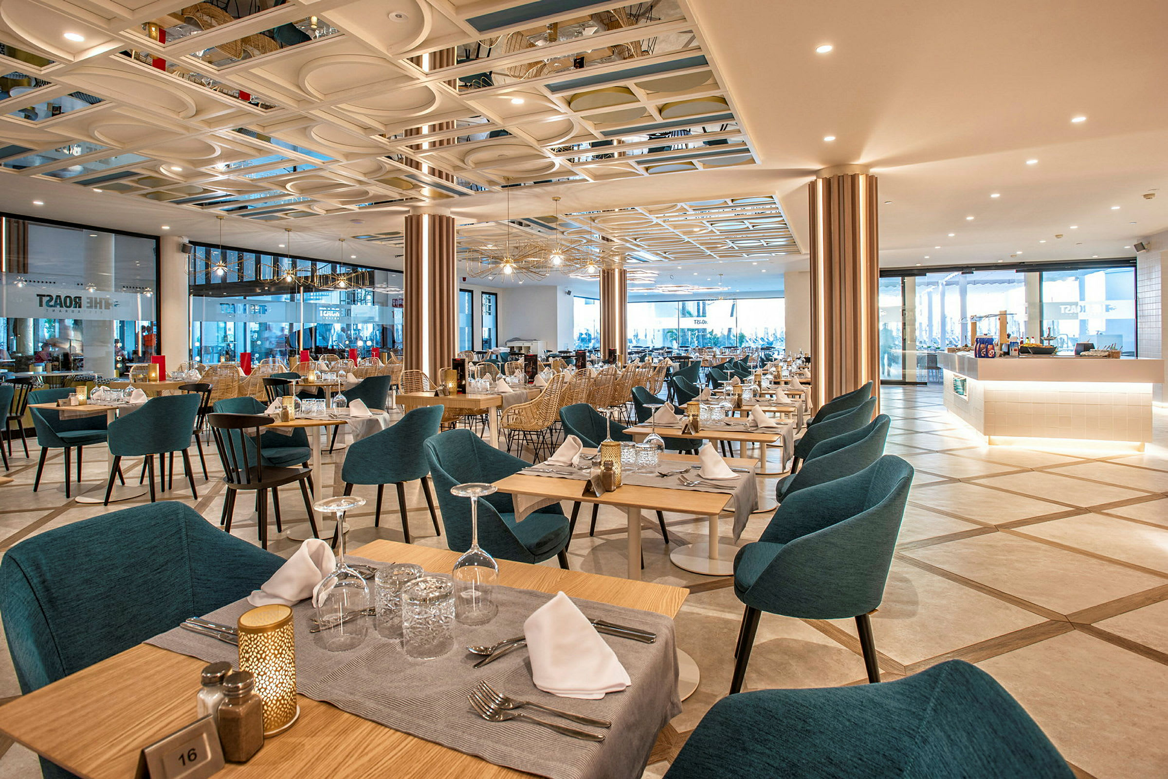 En restaurang med dukade bord och stolar. (AI-genererad text)
